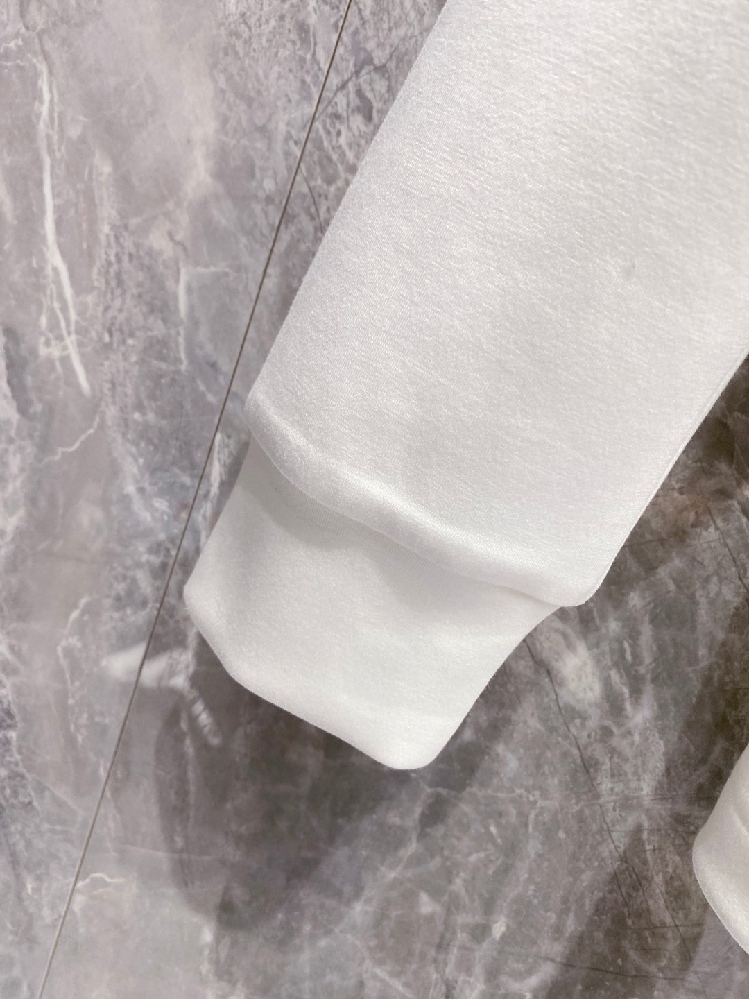 爱马仕 2025秋冬专柜新款 时尚休闲打底衫长袖T恤，精选进口高密度双面拉架棉面料，精致原版logo打造