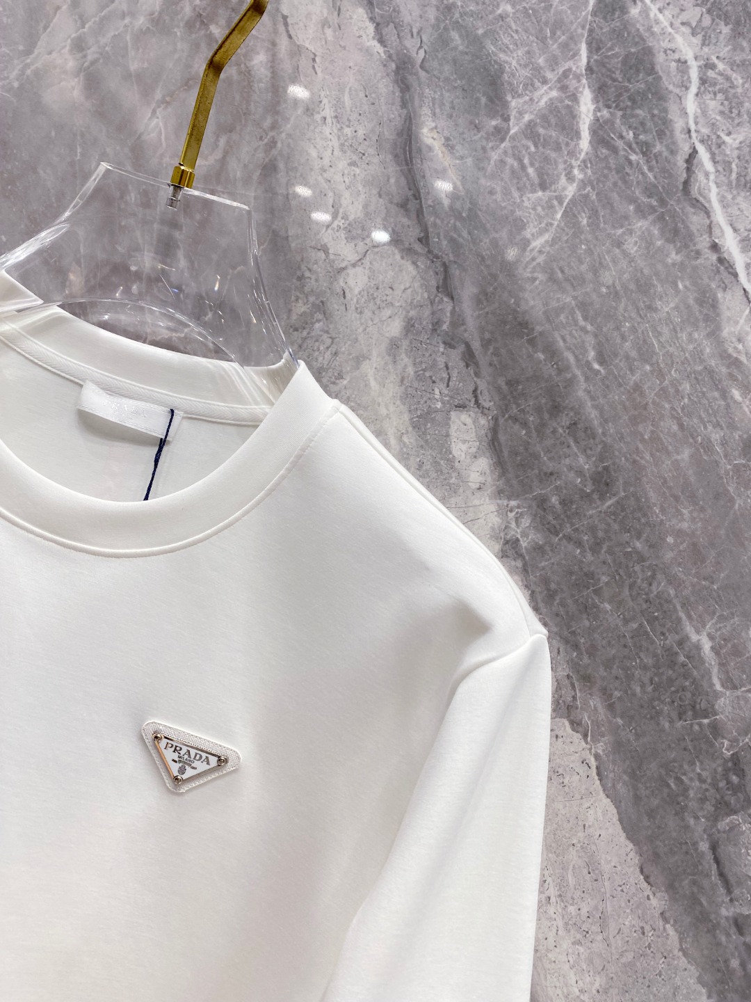 普拉达 2025秋冬专柜新款 时尚休闲打底衫长袖T恤，精选进口高密度双面拉架棉面料，精致原版logo打造