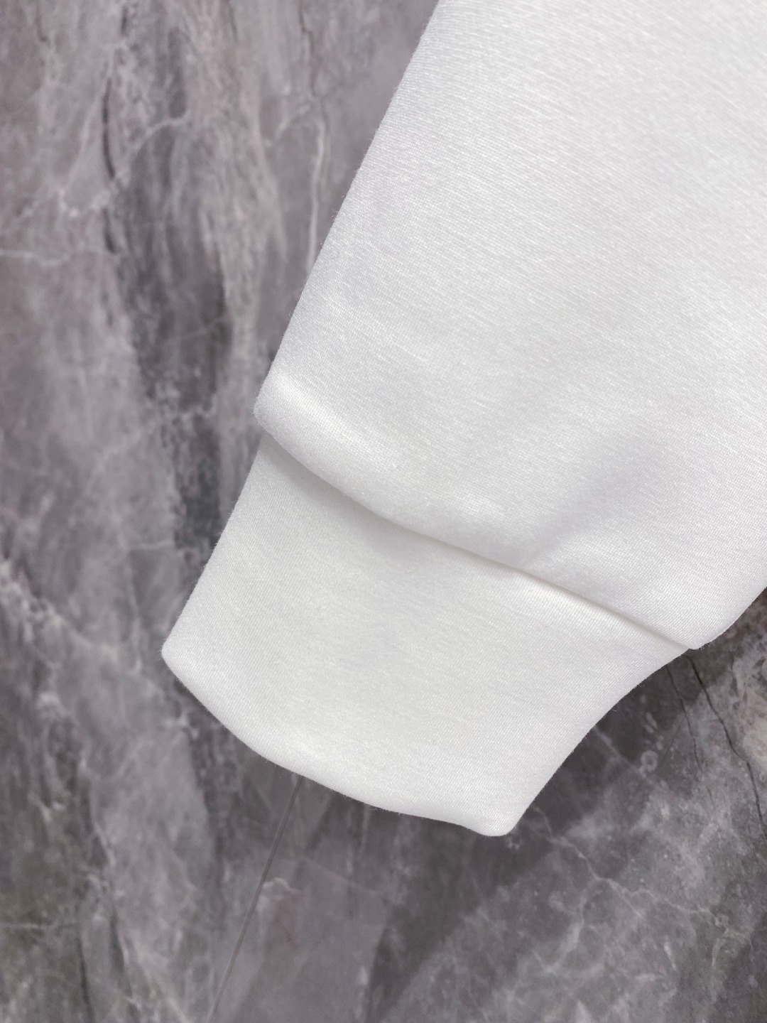 普拉达 2025秋冬专柜新款 时尚休闲打底衫长袖T恤，精选进口高密度双面拉架棉面料，精致原版logo打造