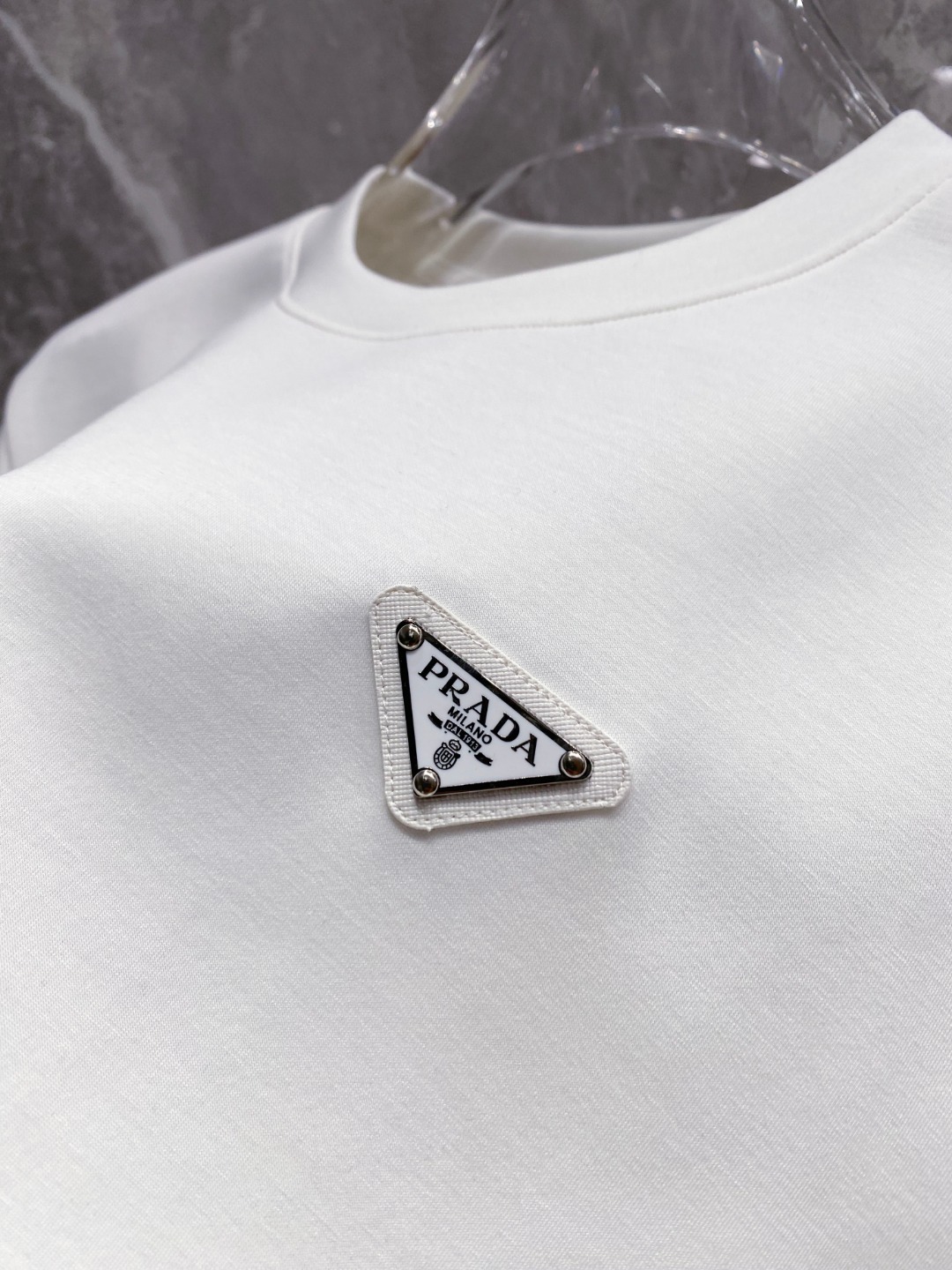 普拉达 2025秋冬专柜新款 时尚休闲打底衫长袖T恤，精选进口高密度双面拉架棉面料，精致原版logo打造