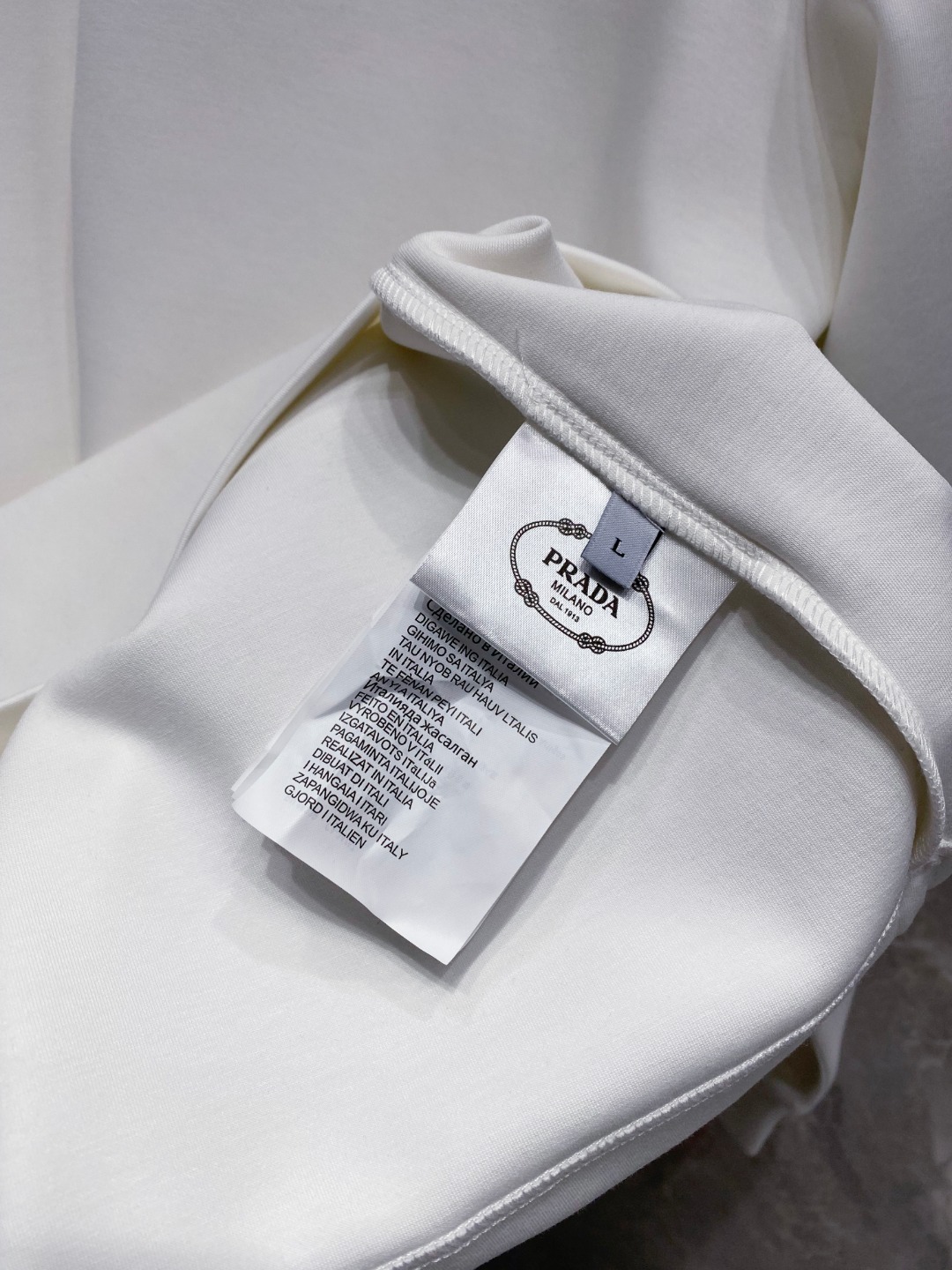 普拉达 2025秋冬专柜新款 时尚休闲打底衫长袖T恤，精选进口高密度双面拉架棉面料，精致原版logo打造