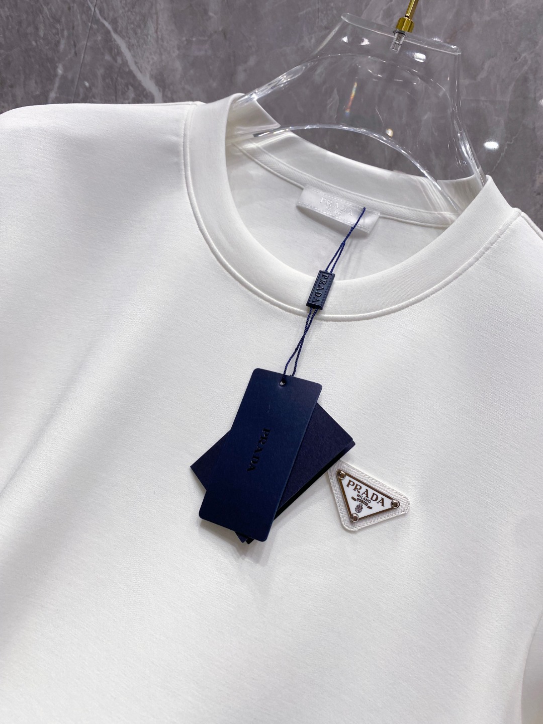 普拉达 2025秋冬专柜新款 时尚休闲打底衫长袖T恤，精选进口高密度双面拉架棉面料，精致原版logo打造