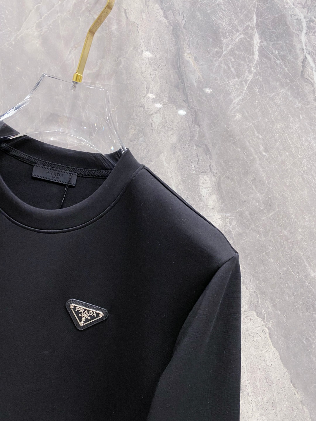 普拉达 2025秋冬专柜新款 时尚休闲打底衫长袖T恤，精选进口高密度双面拉架棉面料，精致原版logo打造