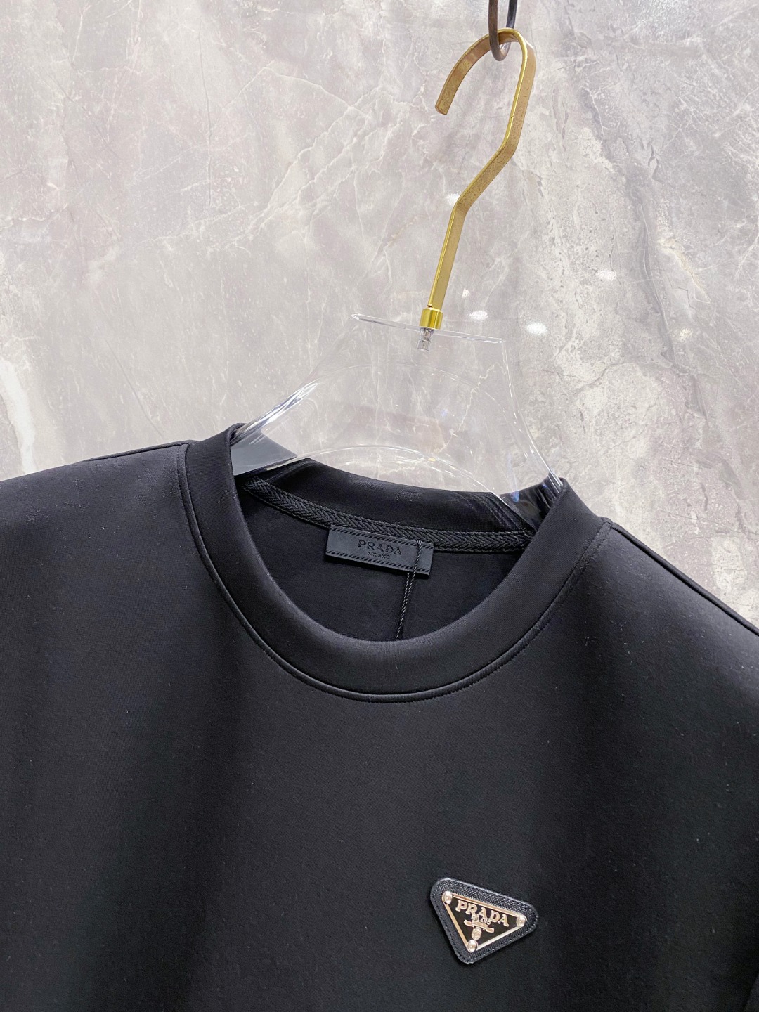 普拉达 2025秋冬专柜新款 时尚休闲打底衫长袖T恤，精选进口高密度双面拉架棉面料，精致原版logo打造