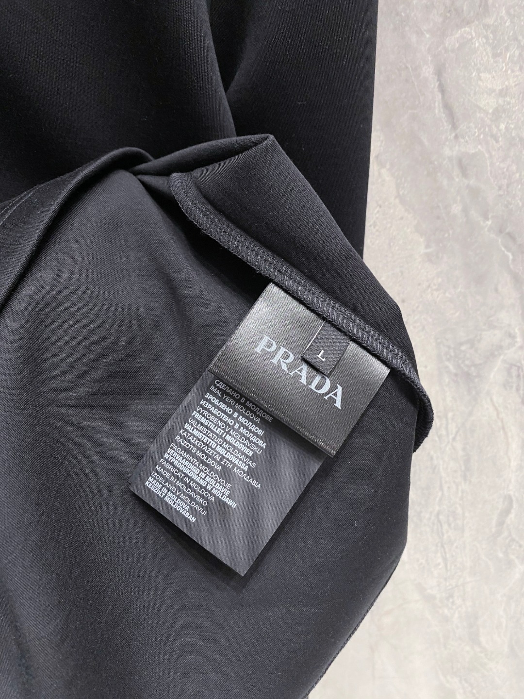 普拉达 2025秋冬专柜新款 时尚休闲打底衫长袖T恤，精选进口高密度双面拉架棉面料，精致原版logo打造
