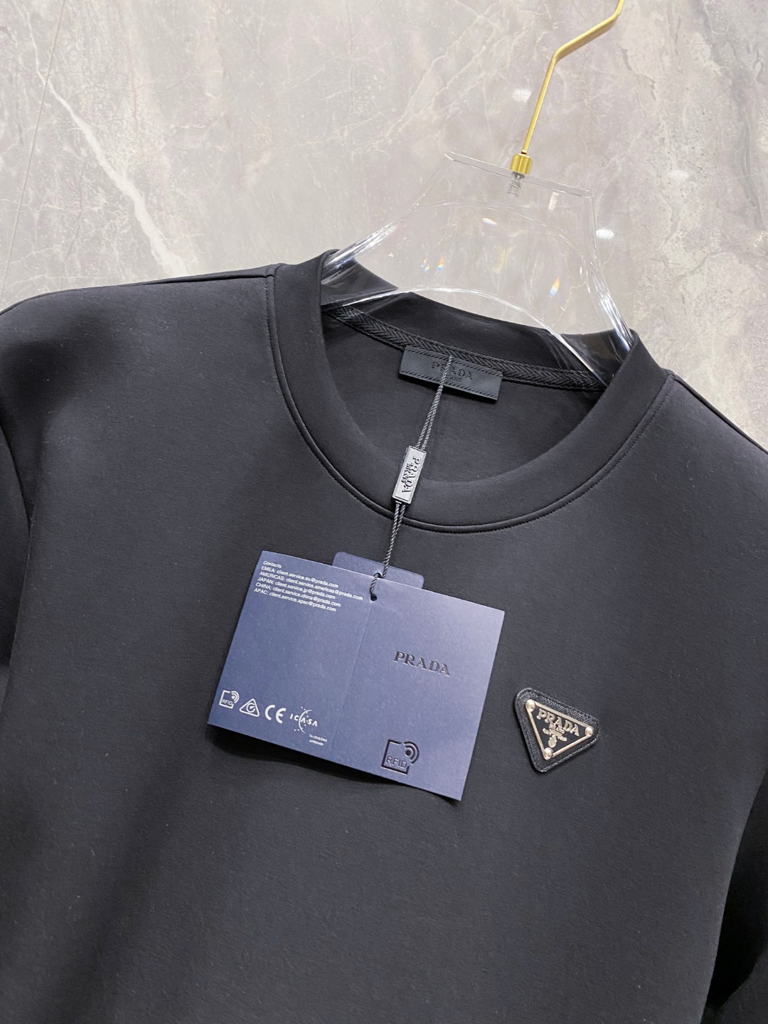 普拉达 2025秋冬专柜新款 时尚休闲打底衫长袖T恤，精选进口高密度双面拉架棉面料，精致原版logo打造