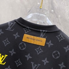 LV 2025秋冬专柜新款 时尚休闲打底衫长袖T恤,精选进口高密度双面拉架棉面料,精致原版logo打造 LV 2025秋冬专柜新款 时尚休闲打底衫长袖T恤,精选进口高密度双面拉架棉面料,精致原版logo打造