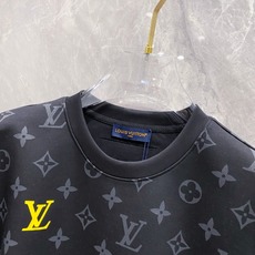 LV 2025秋冬专柜新款 时尚休闲打底衫长袖T恤,精选进口高密度双面拉架棉面料,精致原版logo打造 LV 2025秋冬专柜新款 时尚休闲打底衫长袖T恤,精选进口高密度双面拉架棉面料,精致原版logo打造