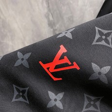 LV 2025秋冬专柜新款 时尚休闲打底衫长袖T恤,精选进口高密度双面拉架棉面料,精致原版logo打造 LV 2025秋冬专柜新款 时尚休闲打底衫长袖T恤,精选进口高密度双面拉架棉面料,精致原版logo打造
