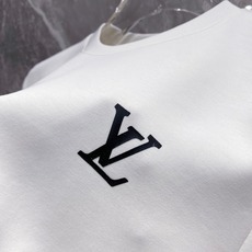 LV 2025秋冬专柜新款 时尚休闲打底衫长袖T恤,精选进口高密度双面拉架棉面料,精致原版logo打造 LV 2025秋冬专柜新款 时尚休闲打底衫长袖T恤,精选进口高密度双面拉架棉面料,精致原版logo打造