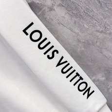 LV 2025秋冬专柜新款 时尚休闲打底衫长袖T恤,精选进口高密度双面拉架棉面料,精致原版logo打造 LV 2025秋冬专柜新款 时尚休闲打底衫长袖T恤,精选进口高密度双面拉架棉面料,精致原版logo打造