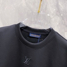 LV 2025秋冬专柜新款 时尚休闲打底衫长袖T恤,精选进口高密度双面拉架棉面料,精致原版logo打造 LV 2025秋冬专柜新款 时尚休闲打底衫长袖T恤,精选进口高密度双面拉架棉面料,精致原版logo打造