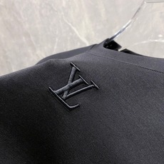 LV 2025秋冬专柜新款 时尚休闲打底衫长袖T恤,精选进口高密度双面拉架棉面料,精致原版logo打造 LV 2025秋冬专柜新款 时尚休闲打底衫长袖T恤,精选进口高密度双面拉架棉面料,精致原版logo打造