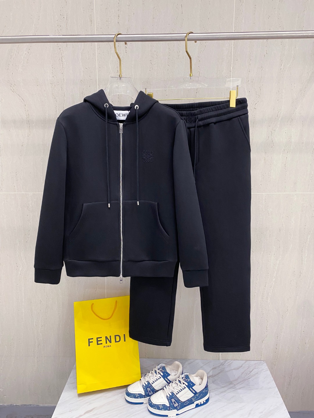 NO:568730,Loewe 2025 early autumn new casual suit!  The counters are synchronized. The details are exquisite and high-end, and the brand logo is laminated with a high-end feel. Custom-woven fabrics are more youthful and energetic. Customized high-end fabrics, the upper body is crisp and stylish, comfortable and not tight. The customized metal logo zippers are very classy, ​​and the clean and neat tailoring is full of urban style. You will feel good when you wear it. It is the first choice for high-end fashion people, and the upper body effect is super good-looking!  Code number M-3XL DDD1,,loewe,alexander wang19860909罗意威 2025早秋新款休闲套装！专柜同步.细节精致高级,品牌logo压胶高级感满满.定织面料更显年轻活力,定制高端面料,上身挺括有型,舒适不紧绷.定制金属logo拉链非常有档次,干净利落的剪裁都市风十足,穿上心情就好,高端潮流时尚人士首选,上身效果超级好看！ 码数M-3XL DDD1,,loewe,alexander wang,Men's clothing