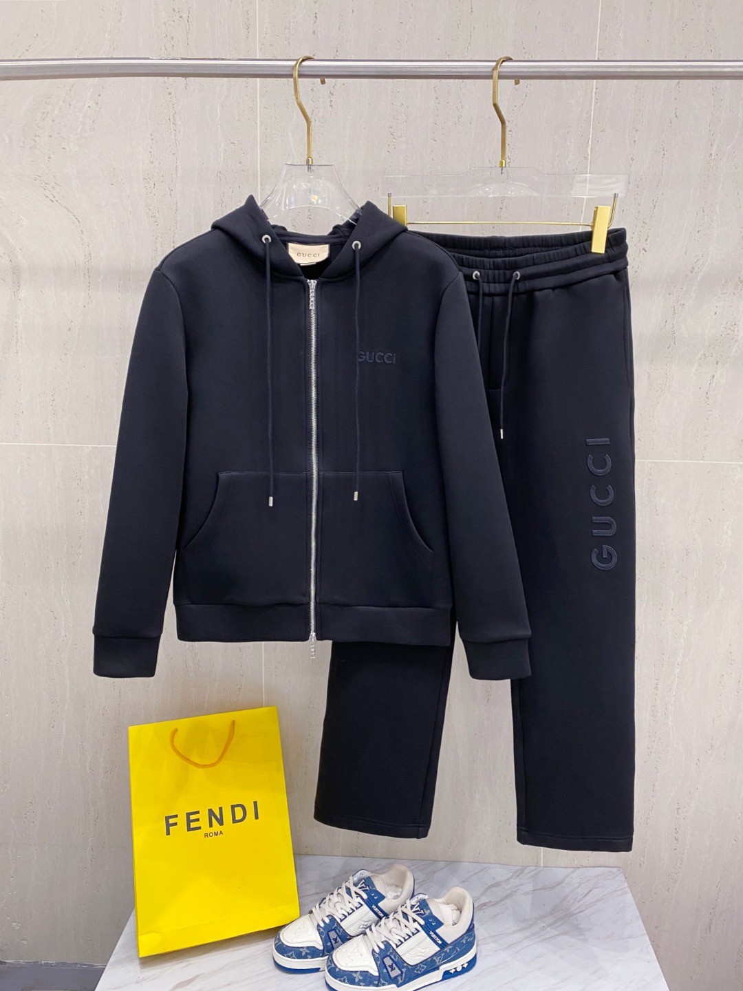 NO:568726,Gucci 2025 early autumn new casual suit!  The counters are synchronized. The details are exquisite and high-end, and the brand logo is laminated with a high-end feel. Custom-woven fabrics are more youthful and energetic. Customized high-end fabrics, the upper body is crisp and stylish, comfortable and not tight. The customized metal logo zippers are very classy, ​​and the clean and neat tailoring is full of urban style. You will feel good when you wear it. It is the first choice for high-end fashion people, and the upper body effect is super good-looking!  Size M-3XL DDD1,,gucci,alexander wang19860909古驰 2025早秋新款休闲套装！专柜同步.细节精致高级,品牌logo压胶高级感满满.定织面料更显年轻活力,定制高端面料,上身挺括有型,舒适不紧绷.定制金属logo拉链非常有档次,干净利落的剪裁都市风十足,穿上心情就好,高端潮流时尚人士首选,上身效果超级好看！ 码数M-3XL DDD1,,gucci,alexander wang,Men's clothing