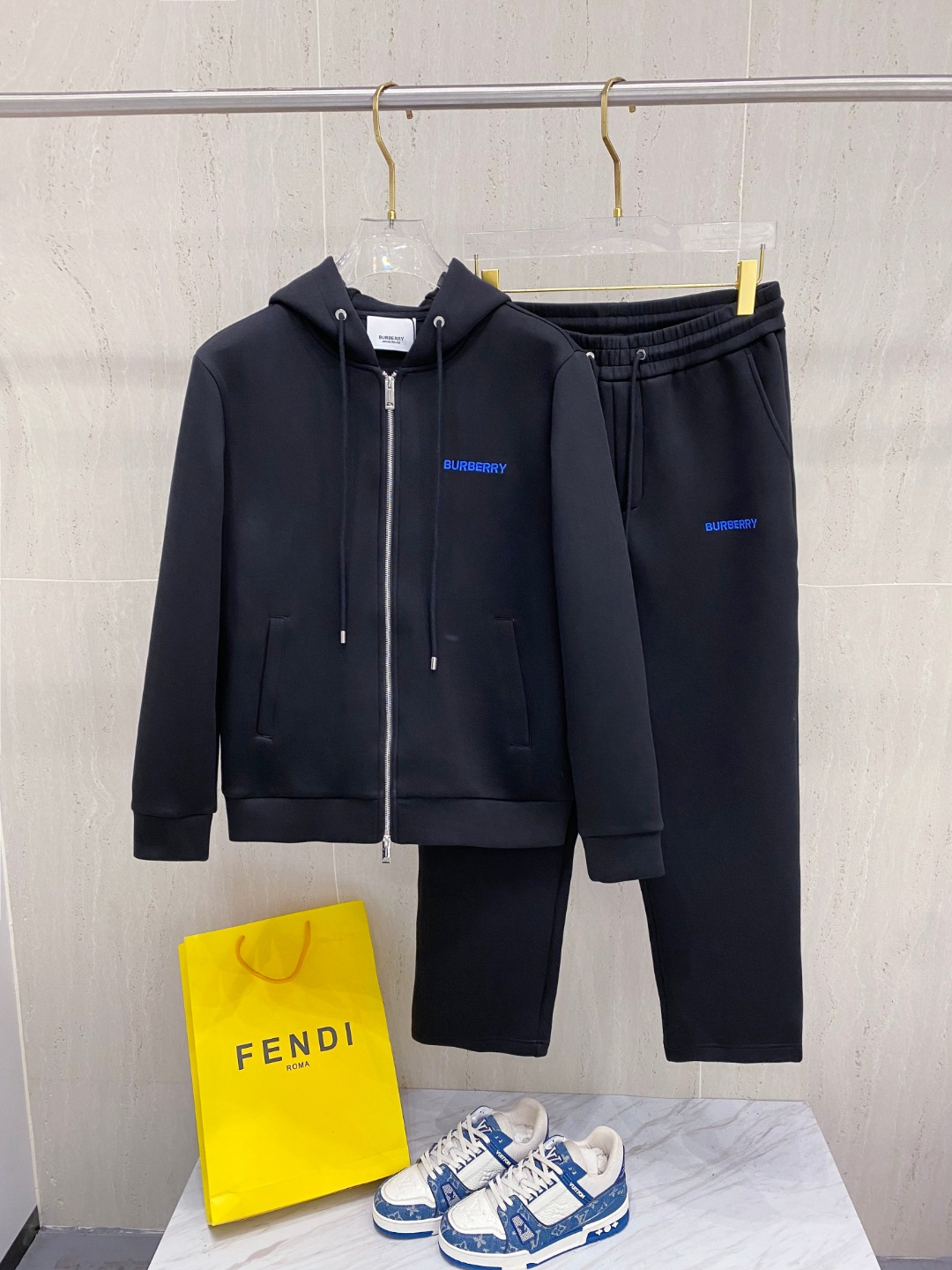 NO:568722,Burberry 2025 early autumn new casual suit!  The counters are synchronized. The details are exquisite and high-end, and the brand logo is laminated with a high-end feel. Custom-woven fabrics are more youthful and energetic. Customized high-end fabrics, the upper body is crisp and stylish, comfortable and not tight. The customized metal logo zippers are very classy, ​​and the clean and neat tailoring is full of urban style. You will feel good when you wear it. It is the first choice for high-end fashion people, and the upper body effect is super good-looking!  Size M-3XL DDD1,,burberry,alexander wang19860909巴宝莉 2025早秋新款休闲套装！专柜同步.细节精致高级,品牌logo压胶高级感满满.定织面料更显年轻活力,定制高端面料,上身挺括有型,舒适不紧绷.定制金属logo拉链非常有档次,干净利落的剪裁都市风十足,穿上心情就好,高端潮流时尚人士首选,上身效果超级好看！ 码数M-3XL DDD1,,burberry,alexander wang,Men's clothing