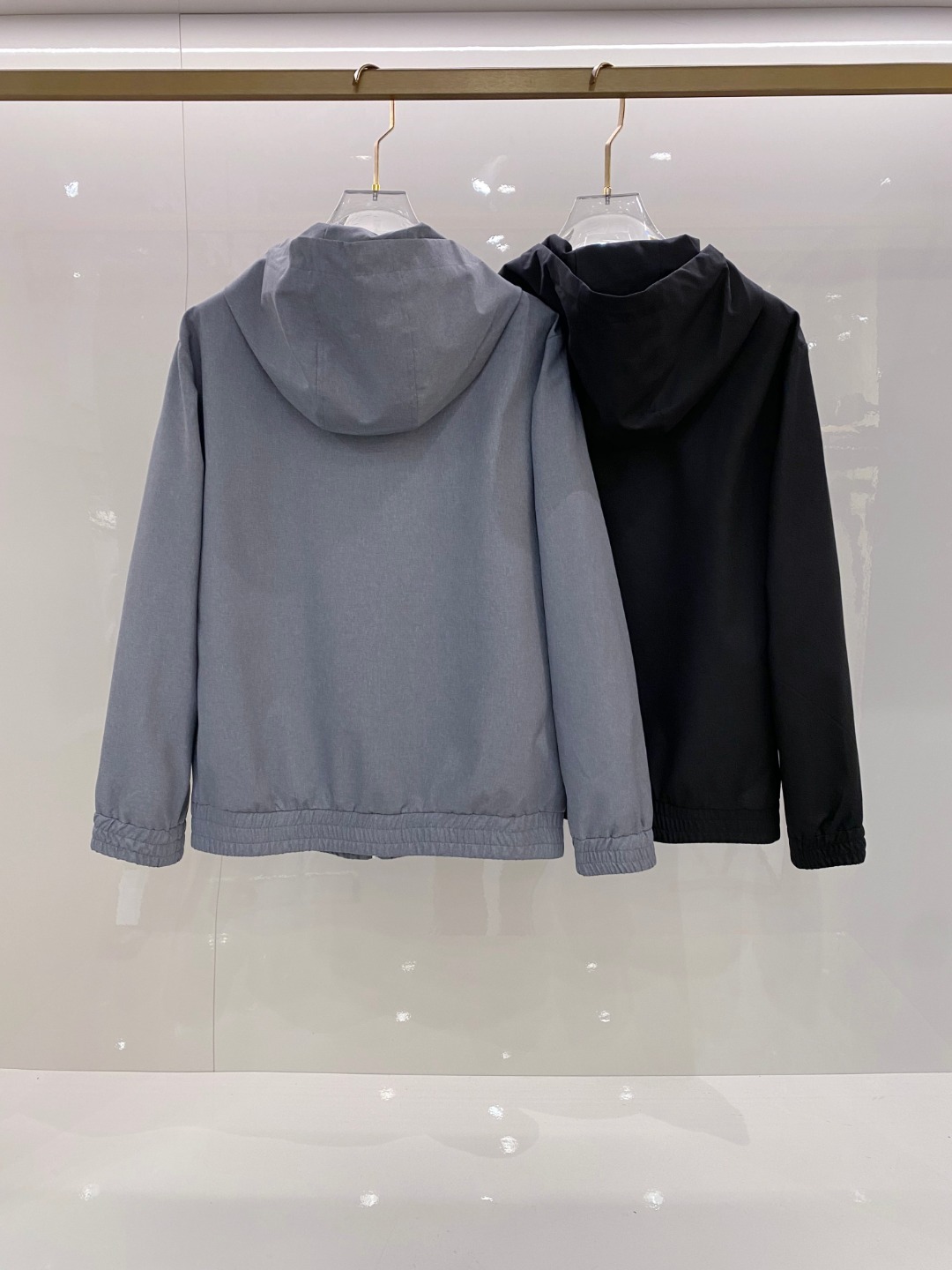 Kiton 2026春季新款拉链连帽夹克外套，时尚与实用兼备！这款拉链连帽一定要瞧瞧！它整体版型简约又不