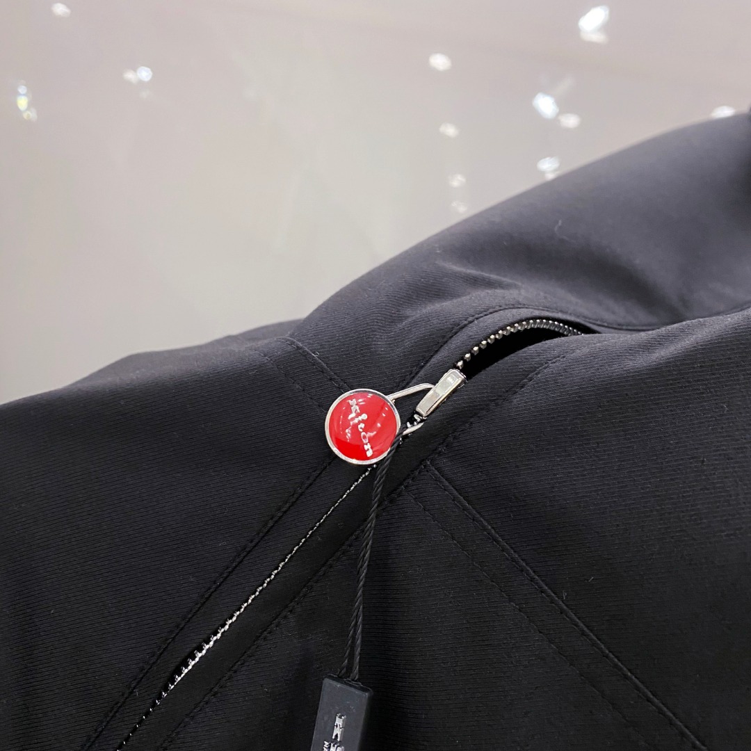 Kiton 2026春季新款拉链连帽夹克外套，时尚与实用兼备！这款拉链连帽一定要瞧瞧！它整体版型简约又不