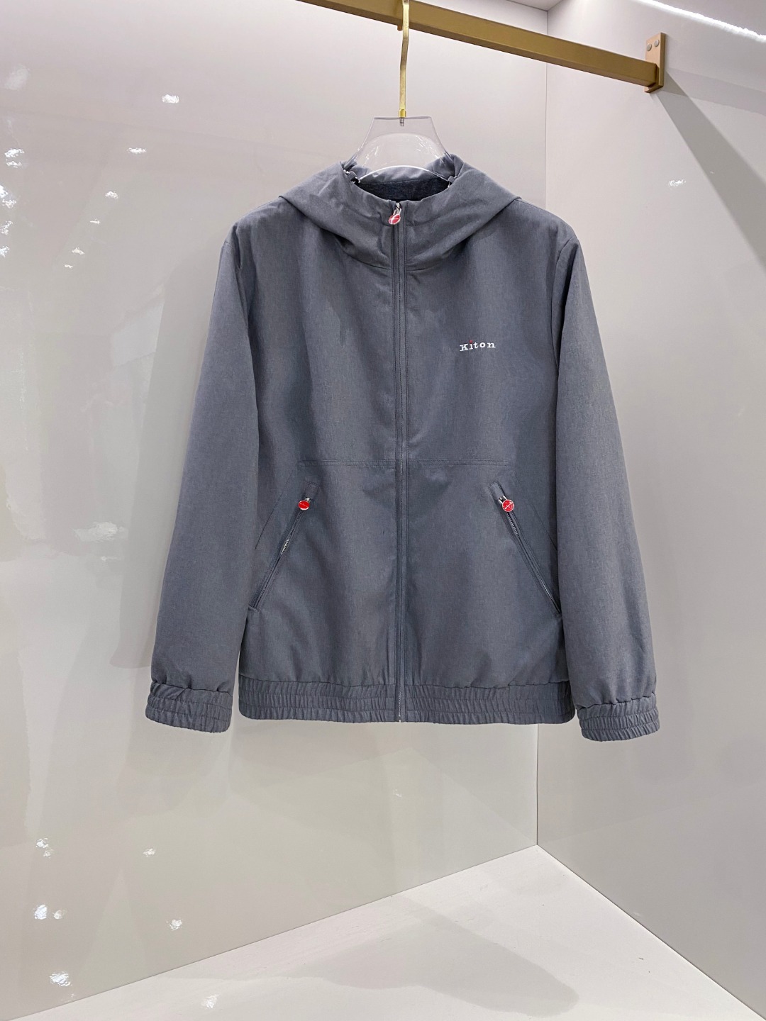 NO:565055,Kiton 2025 autumn and winter new zipper hooded jacket, both fashionable and practical!  This zippered hood is a must-see!  Its overall shape is simple yet fashionable, and its loose tailoring makes it easy to control no matter what your body shape is. It instantly highlights your unique temperament when you put it on. The fabric is made of high-quality materials, which is wear-resistant and wind-resistant. It can protect you from the cold in autumn and winter. It also has good breathability, so you won't feel stuffy when wearing it.  The most eye-catching thing is its zipper design, which is extremely smooth to pull without any lag, just like an 'invisible guardian' installed, silently guarding the opening and closing of the clothes. The zipper is of high quality, strong and durable, so you have no worries.  The hooded design adds a bit of casualness and casualness, and can also protect you from wind and rain in the cold wind. Whether you are commuting to work on a daily basis, or going out for shopping or outdoor activities on weekends, wearing it, you can easily become the focus of the crowd and show your fashion attitude and personality charm!  Ready for sale black/grey 48-56,,jackets & coats,jackets & coats,hats,alexander wang19860909Kiton 2025秋冬新款拉链连帽夹克外套,时尚与实用兼备！ 这款拉链连帽一定要瞧瞧！它整体版型简约又不失时尚感,宽松的剪裁,无论你是何种身材,都能轻松驾驭,穿上瞬间凸显独特气质. 面料选用高品质材质,耐磨又抗风,在秋冬季节能为你抵御寒冷,同时透气性良好,穿着不会感到闷热. 最亮眼的就是它的拉链设计,拉起来顺滑无比,一点都不卡顿,就像给装上了一个“隐形守护者”,默默守护着衣物的开合.拉链质量上乘,坚固耐用,让你没有后顾之忧. 连帽设计增添了几分休闲与随性,还能在寒风中为你遮风挡雨.无论是日常上班通勤,还是周末出门逛街、户外活动,穿上它,你都能轻松成为人群中的焦点,展现自己的时尚态度与个性魅力！ 现货发售黑色/灰色48-56,,jackets & coats,jackets & coats,hats,alexander wang,Men's clothing