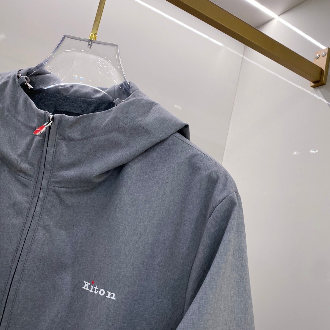 Kiton 2026春季新款拉链连帽夹克外套，时尚与实用兼备！这款拉链连帽一定要瞧瞧！它整体版型简约又不