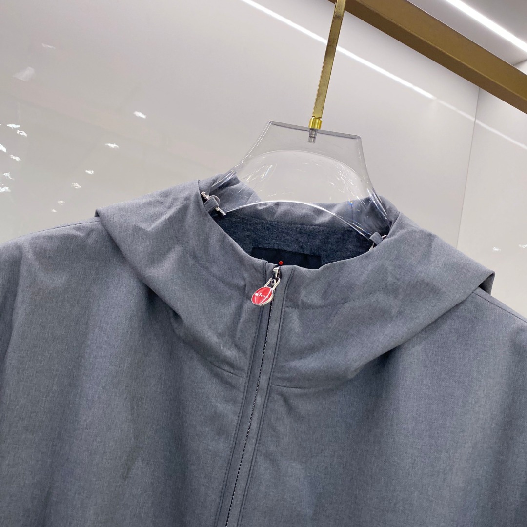 Kiton 2026春季新款拉链连帽夹克外套，时尚与实用兼备！这款拉链连帽一定要瞧瞧！它整体版型简约又不