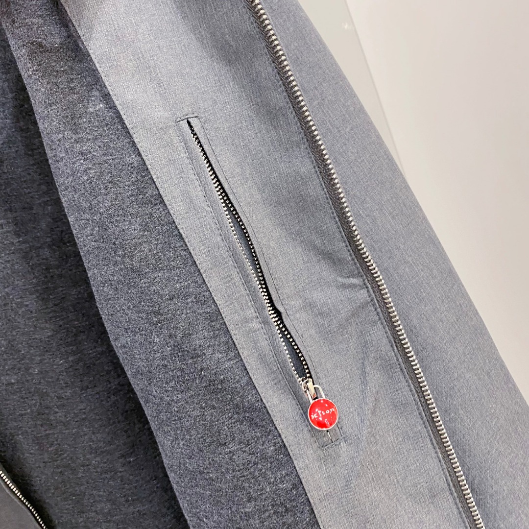 Kiton 2026春季新款拉链连帽夹克外套，时尚与实用兼备！这款拉链连帽一定要瞧瞧！它整体版型简约又不