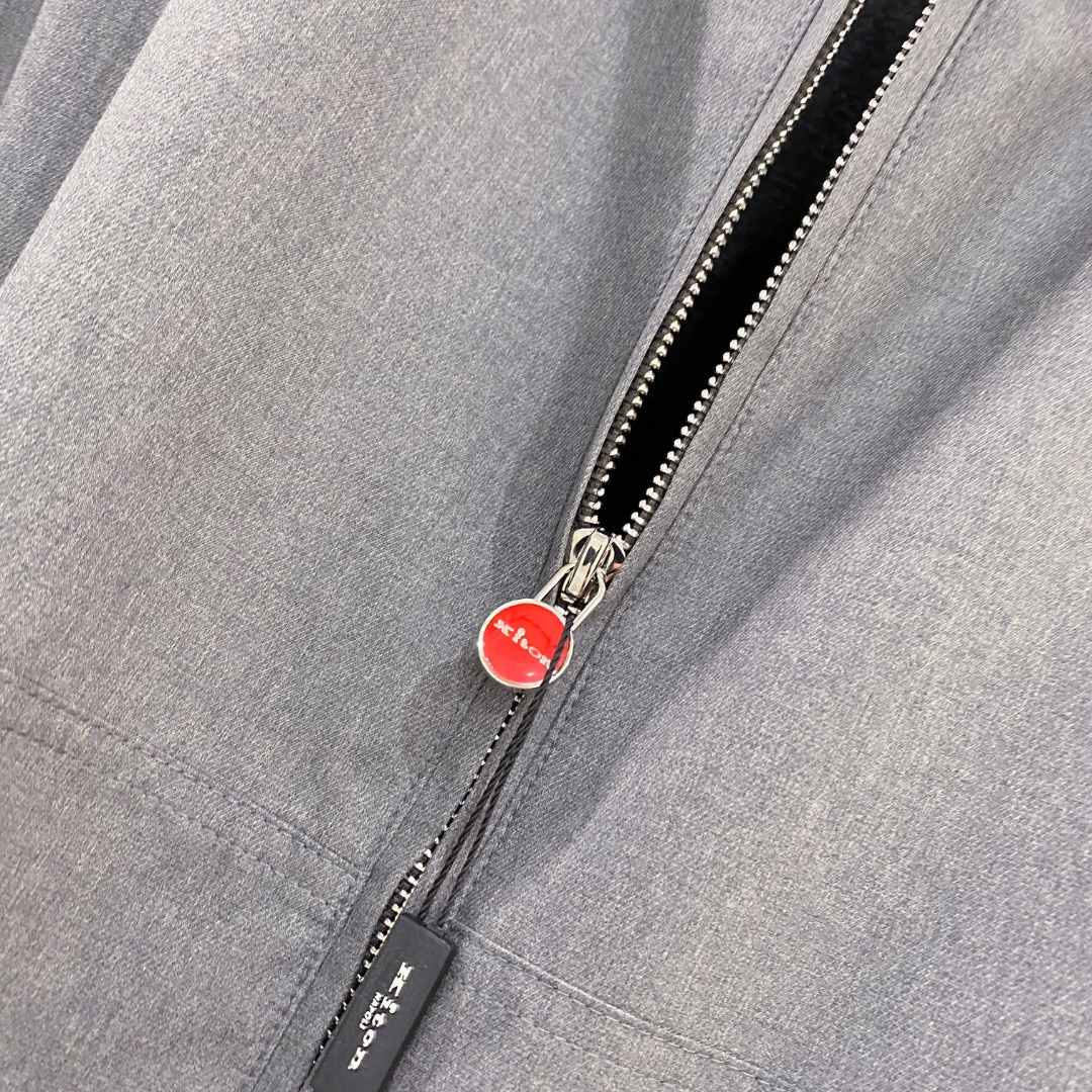 Kiton 2026春季新款拉链连帽夹克外套，时尚与实用兼备！这款拉链连帽一定要瞧瞧！它整体版型简约又不