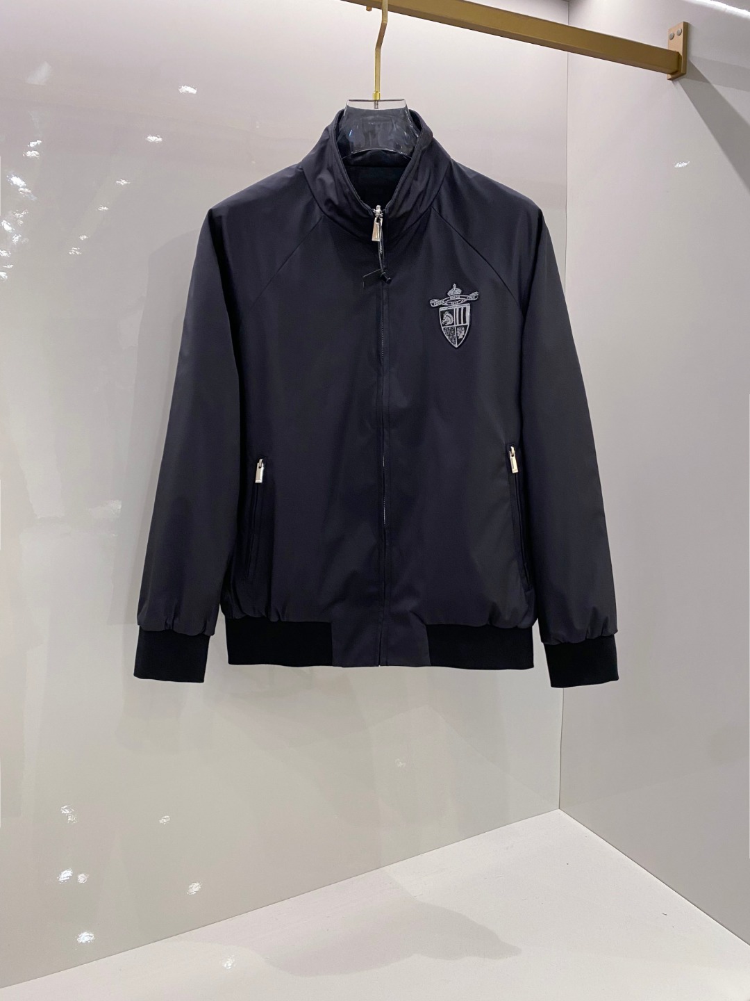 NO:565066,Fendi Fendi 2025ss autumn and winter official website same men's jacket reversible jacket, original single three-label complete high-end version customized fabrics with high breathability and comfort, impeccable details, brand element design concept, reflecting high quality. It feels delicate and soft. It presents casual tailoring and the upper body shape is great. Size M-3XL,,fendi,fendi,jackets & coats,jackets & coats,alexander wang19860909Fendi 芬迪 2025ss秋冬官网同款男士夹克双面穿外套,原单三标齐全高端版本 定制面料 透气舒适度高,细节无可挑剔,品牌元素设计理念,体现高品质.手感细腻柔软 呈现休闲裁剪,上身版型超赞 码数M-3XL,,fendi,fendi,jackets & coats,jackets & coats,alexander wang,Men's clothing