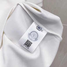 蒙口 2025秋冬 圆领刺绣短袖T恤打底衫 元素性的Logo徽章凸显休闲时尚魅力,依然独领时尚风骚.内 蒙口 2025秋冬 圆领刺绣短袖T恤打底衫 元素性的Logo徽章凸显休闲时尚魅力,依然独领时尚风骚.内