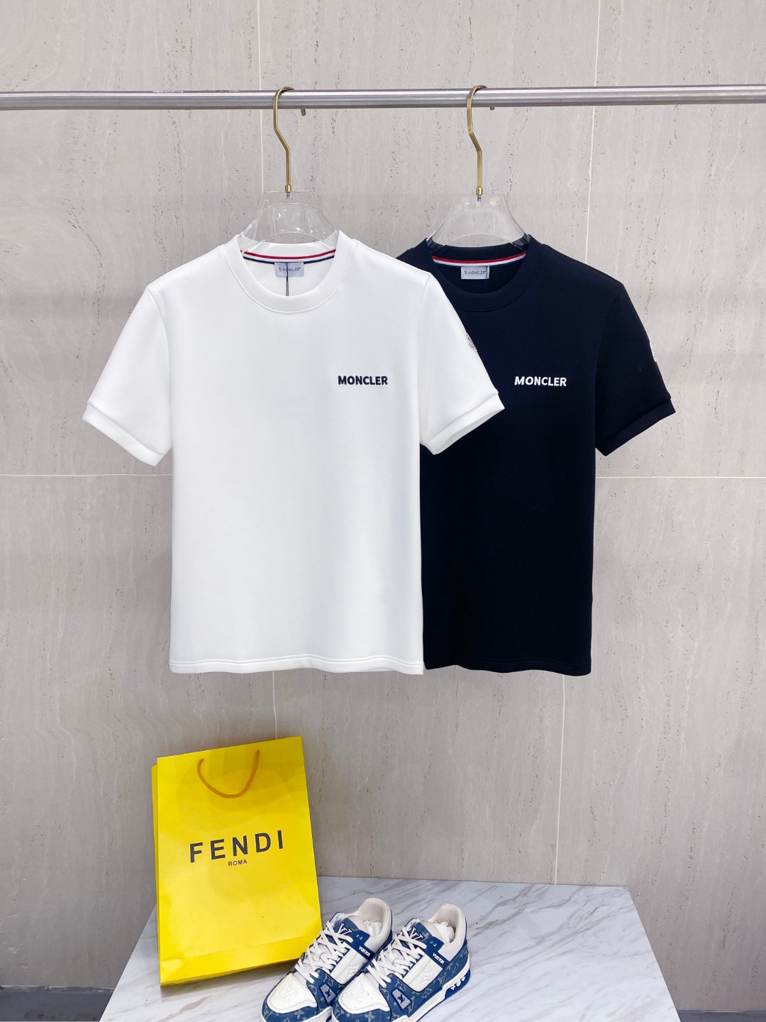 蒙口 2025秋冬 圆领刺绣短袖T恤打底衫 元素性的Logo徽章凸显休闲时尚魅力,依然独领时尚风骚.内搭