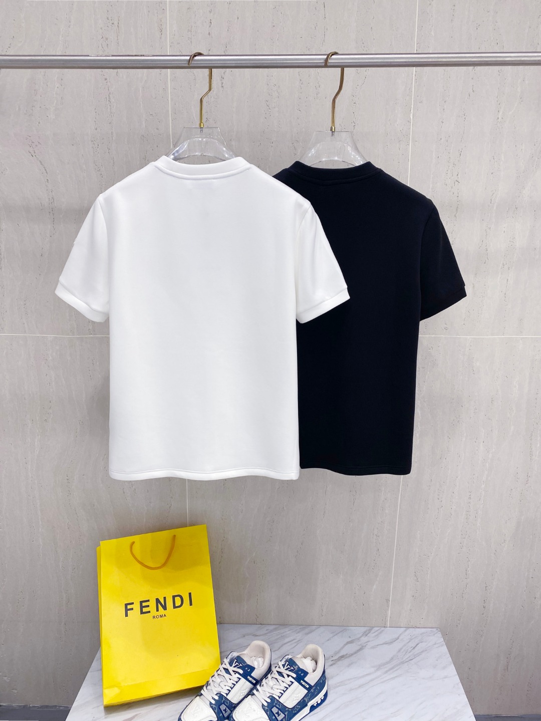 蒙口 2025秋冬 圆领刺绣短袖T恤打底衫 元素性的Logo徽章凸显休闲时尚魅力,依然独领时尚风骚.内搭