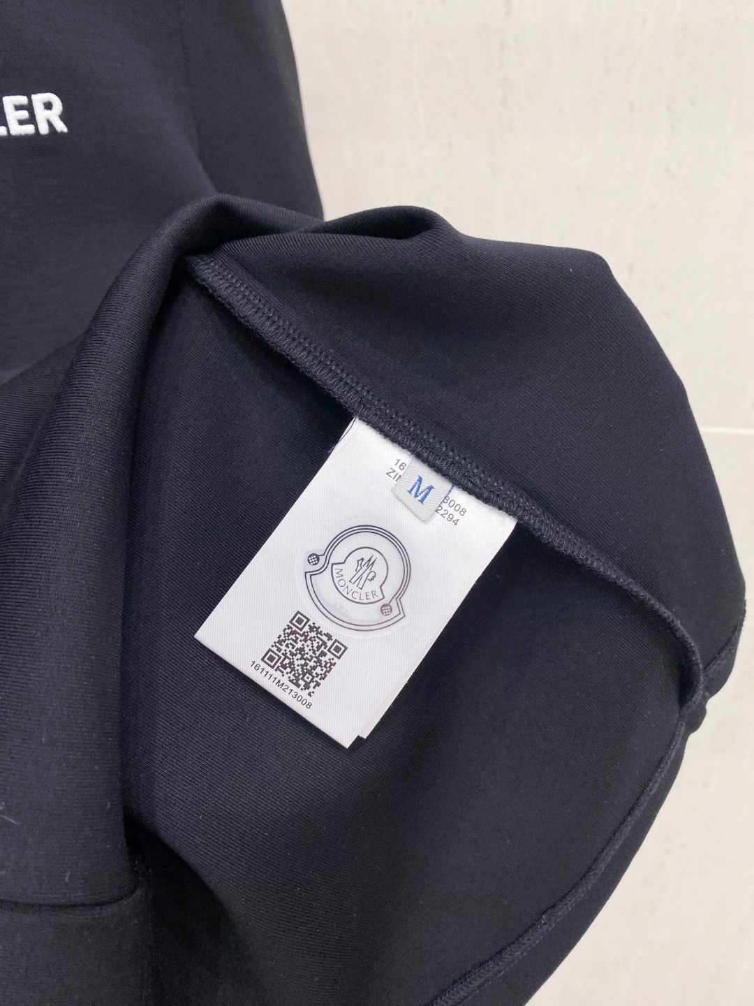 蒙口 2025秋冬 圆领刺绣短袖T恤打底衫 元素性的Logo徽章凸显休闲时尚魅力,依然独领时尚风骚.内搭