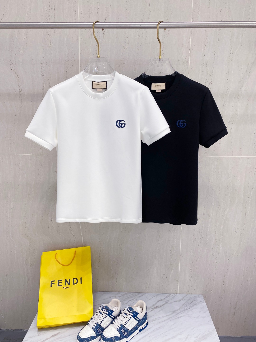 古驰 2025秋冬 圆领刺绣短袖T恤打底衫 元素性的Logo徽章凸显休闲时尚魅力,依然独领时尚风骚.内搭