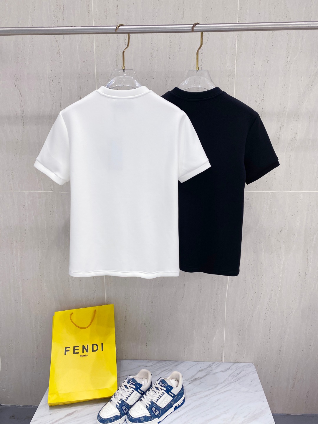 古驰 2025秋冬 圆领刺绣短袖T恤打底衫 元素性的Logo徽章凸显休闲时尚魅力,依然独领时尚风骚.内搭