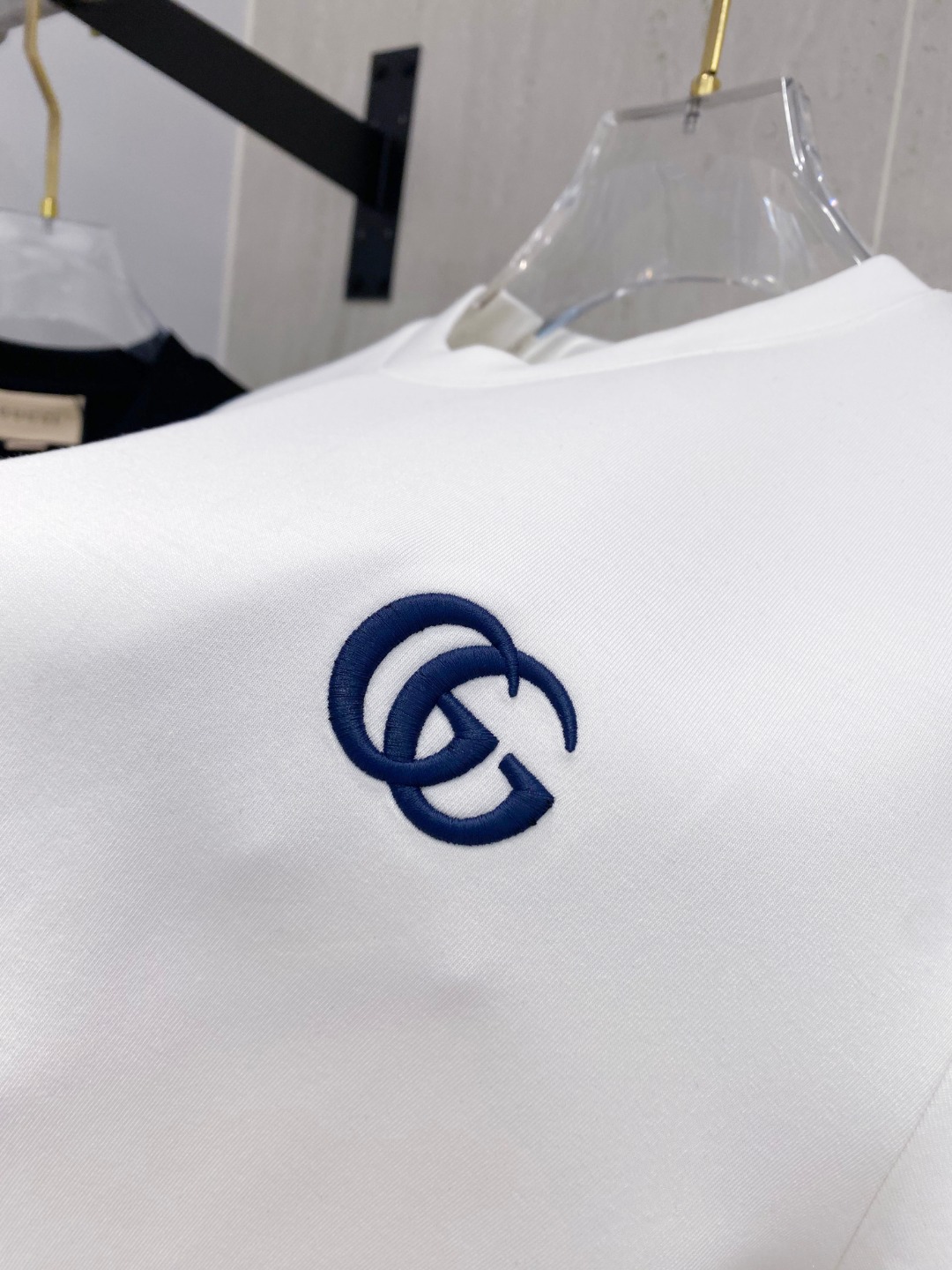 Gucci Embroidered Logo Short Sleeve T-Shirt - Stylish & Comfortable 8 o 1j3r8ltldc6p19j37fe1u3s1vid6