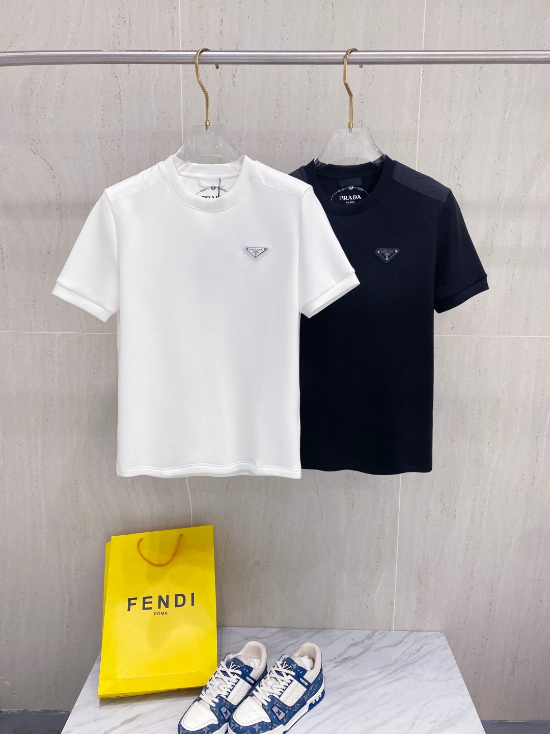 普拉达 2025秋冬 圆领刺绣短袖T恤打底衫 元素性的Logo徽章凸显休闲时尚魅力,依然独领时尚风骚.内