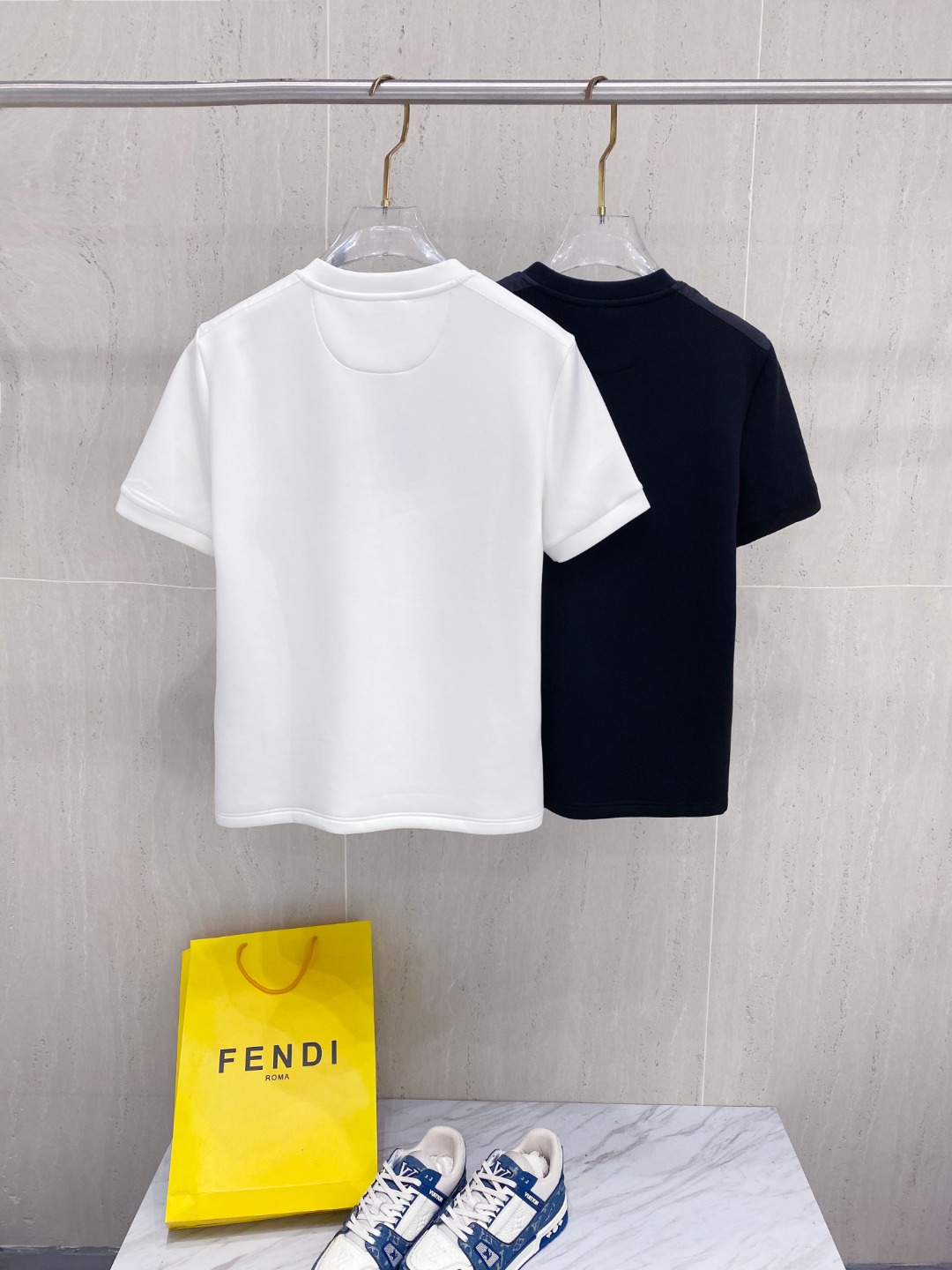 普拉达 2025秋冬 圆领刺绣短袖T恤打底衫 元素性的Logo徽章凸显休闲时尚魅力,依然独领时尚风骚.内