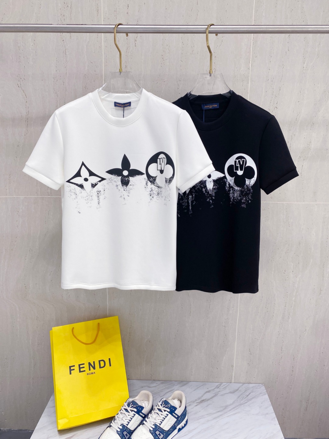 LV 2025秋冬 圆领刺绣短袖T恤打底衫 元素性的Logo徽章凸显休闲时尚魅力,依然独领时尚风骚.内搭