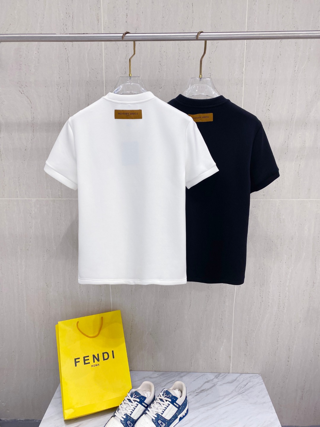 LV 2025秋冬 圆领刺绣短袖T恤打底衫 元素性的Logo徽章凸显休闲时尚魅力,依然独领时尚风骚.内搭