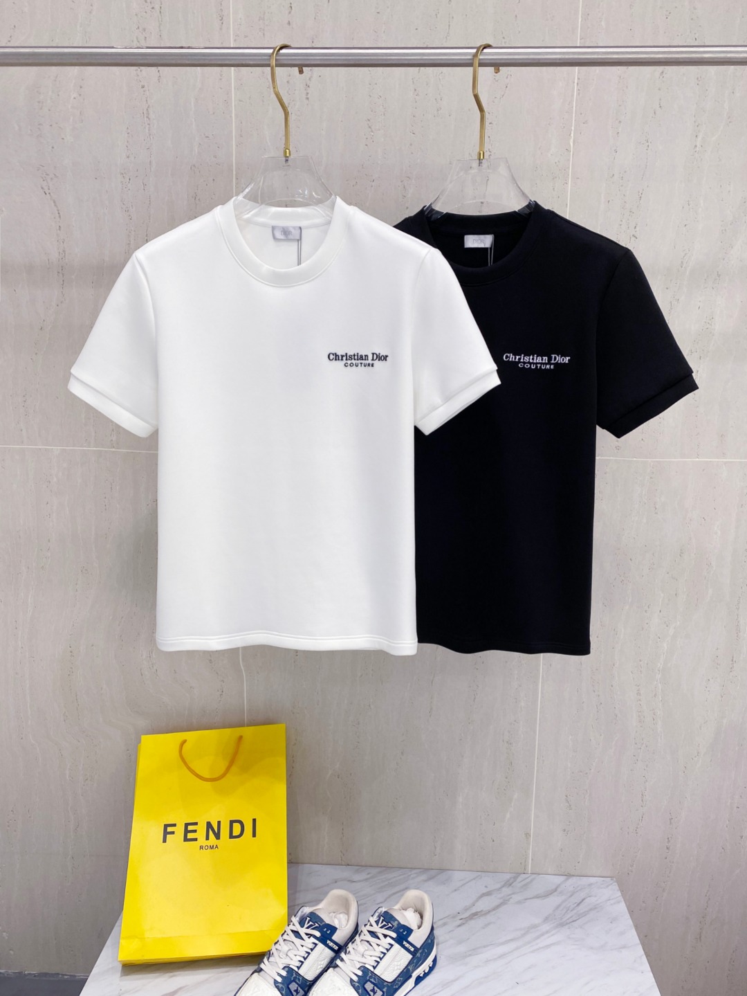 迪奥 2025秋冬 圆领刺绣短袖T恤打底衫 元素性的Logo徽章凸显休闲时尚魅力,依然独领时尚风骚.内搭