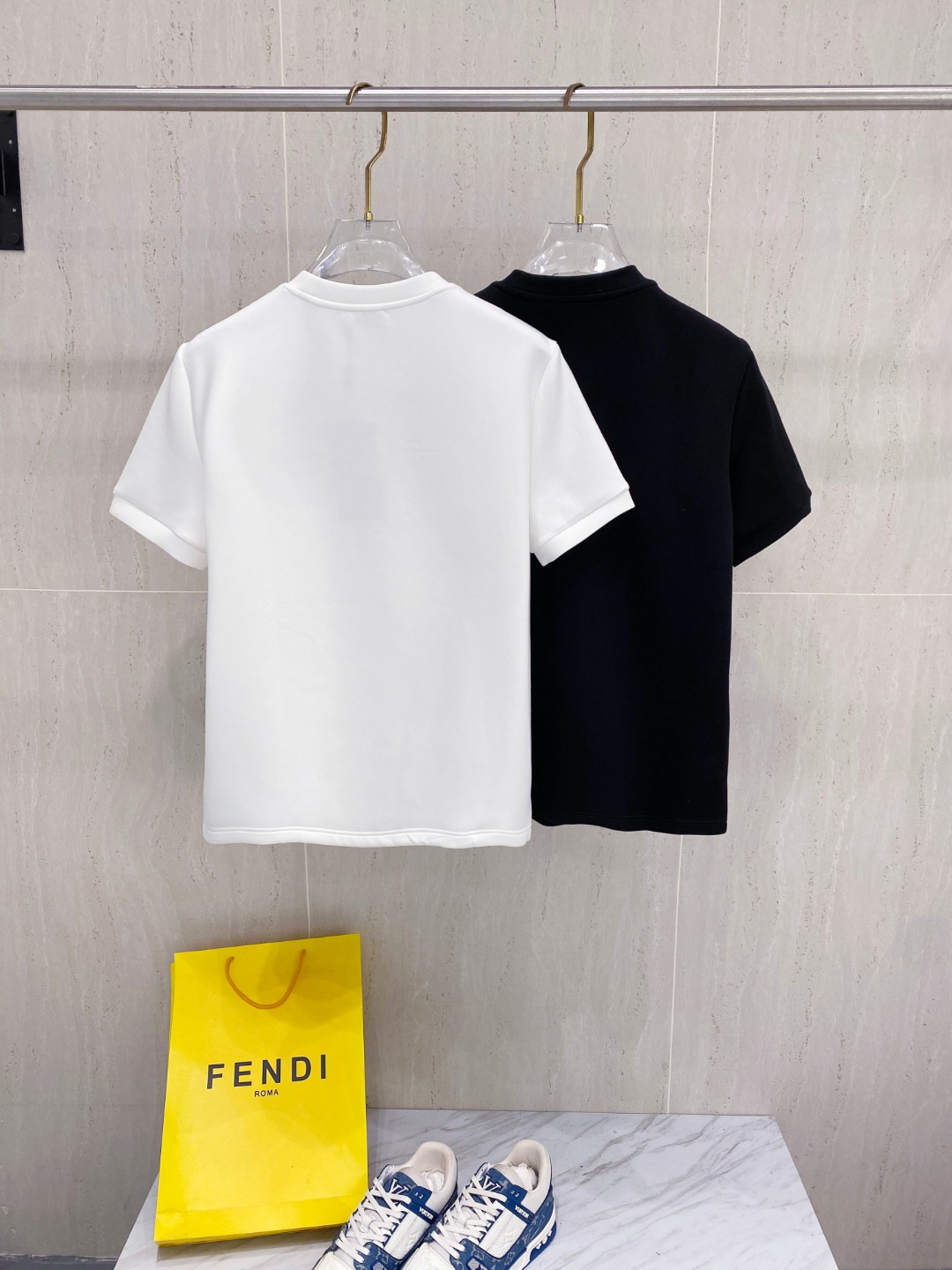 迪奥 2025秋冬 圆领刺绣短袖T恤打底衫 元素性的Logo徽章凸显休闲时尚魅力,依然独领时尚风骚.内搭