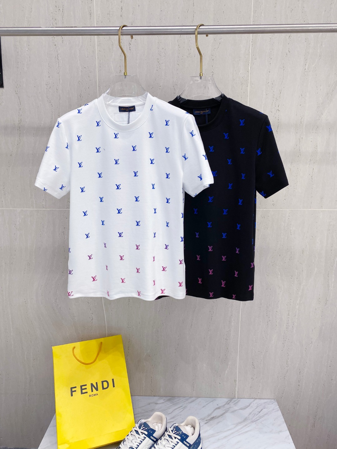 LV 2025秋冬 圆领刺绣短袖T恤打底衫 元素性的Logo徽章凸显休闲时尚魅力,依然独领时尚风骚.内搭