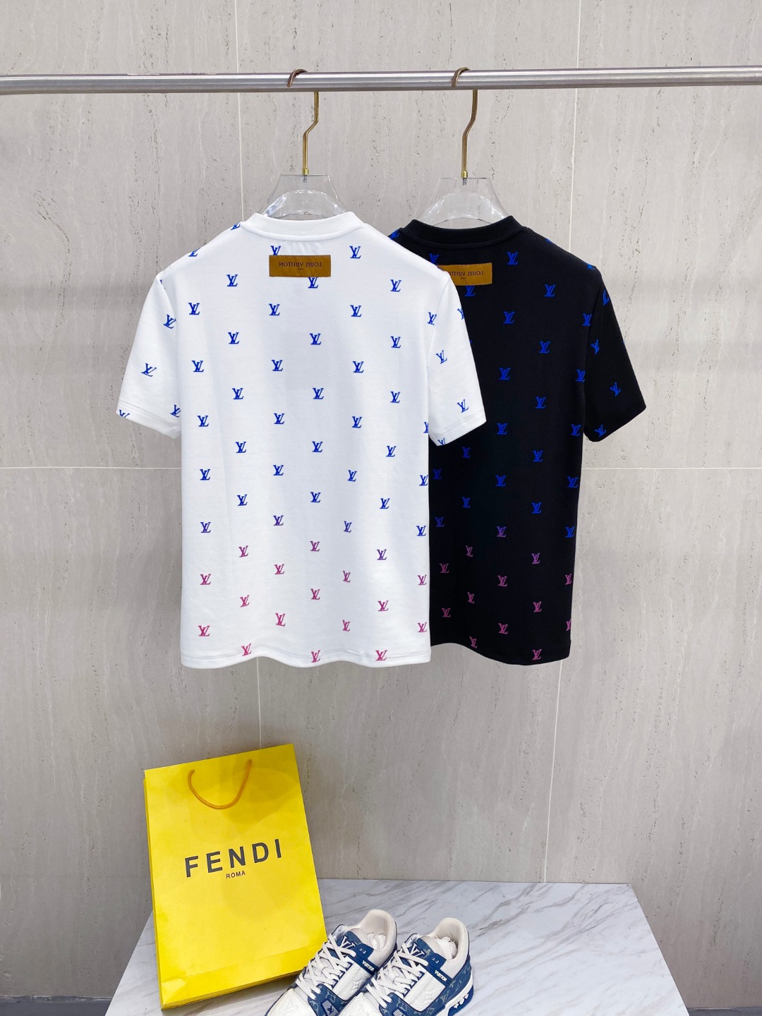 LV 2025秋冬 圆领刺绣短袖T恤打底衫 元素性的Logo徽章凸显休闲时尚魅力,依然独领时尚风骚.内搭