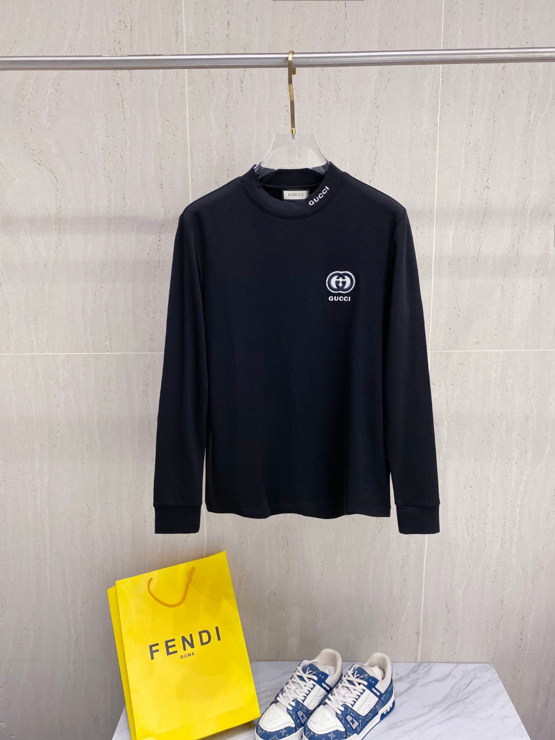 NO:656478,-GUCCI 2025 spring and summer counter new fashion casual bottoming long-sleeved T-shirt, made of Modal stretch cotton fabric, made with exquisite original logo, excellent in comfort and breathability, soft and anti-wrinkle, elastic and drapey. It is handsome whether worn alone or worn inside. Pursuing luxury, noble and elegant style, creating extraordinary men's taste, the visual effect is very good, extremely high-grade, simple and fashionable, a must-have choice for leisure and business!  Size M-3XL,,gucci,tees,t-shirt,alexander wang19860909-GUCCI 2025春夏专柜新款 时尚休闲打底衫长袖T恤,精选莫代尔拉架棉面料,精致原版logo打造,舒适性与透气性兼优,柔软抗皱弹性和垂性极佳,无论是单穿或是内搭都是帅气十足,追求奢华高贵优雅风范,打造不凡男士品味,视觉效果非常赞,档次极高,简约时尚,休闲商务必备之选！ 码数M-3XL,,gucci,tees，t-shirt,alexander wang,Men's clothing