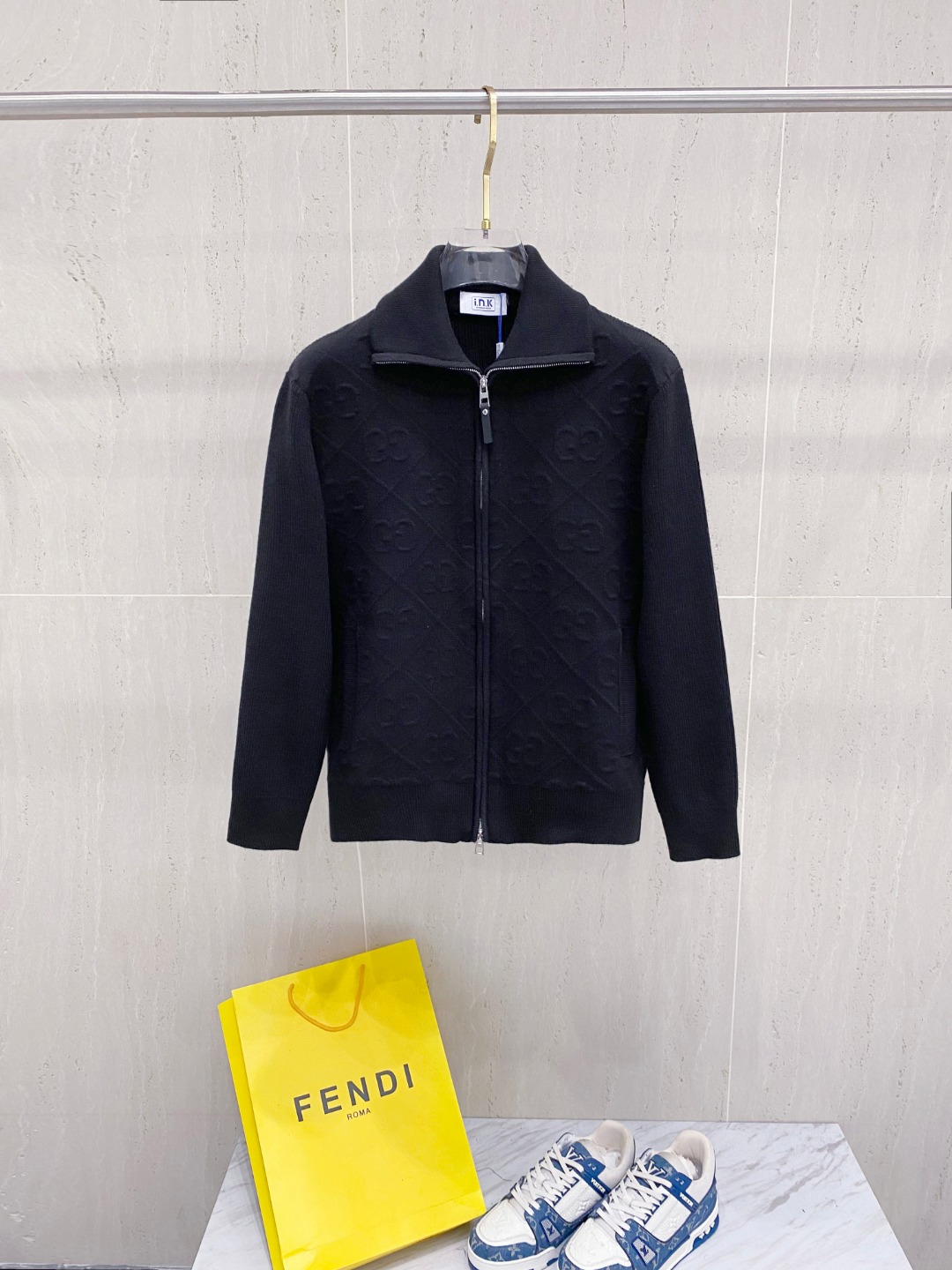 NO:538713,Guqi 25 couples same logo jacquard wool blended zipper cardigan is undoubtedly a perfect combination of fashion and comfort. This cardigan uses high-quality wool blended material, which is both warm and comfortable. The natural softness of wool and the durability of blended materials make the cardigan have an excellent wearing experience. The overall design of the cardigan is simple and elegant, and the full logo jacquard design adds a bit of luxury. The zipper design is easy to put on and take off, and also adds a modern feeling to the overall shape. The jacquard craftsmanship is exquisite and the logo pattern is clear and three-dimensional, showing the brand's high quality and exquisite craftsmanship. At the same time, the tailoring of the cardigan is also very particular, which can well modify the body. In terms of color selection, there are classic black and gray, which can meet the needs of different consumers. As a couple, this cardigan is suitable for wearing in various occasions, whether it is daily life or on a date, it can show the wearer's fashion taste. Color: Black Gray  Size: M-3XL M: Bust 106 Length 68 Shoulder width 47 Sleeve length 59 L: Bust 110 Length 69 Shoulder width 48 Sleeve length 60 XL: Bust 114 Length 70 Shoulder width 49 Sleeve length 61 2XL: Bust 118 Length 71 Shoulder width 50 Sleeve length 62 3XL: Bust 122 Length 72 Shoulder width 51 Sleeve length 63,,alexander wang19860909古奇 25情侣同款满logo提花羊毛混纺拉链开衫无疑是时尚与舒适的完美结合这款开衫采用优质的羊毛混纺材料,既保暖又舒适.羊毛的天然柔软性与混纺材料的耐用性相结合,使得开衫具有极佳的穿着体验.开衫整体设计简约大方,满logo提花设计增添了几分奢华感.拉链设计方便穿脱,同时也为整体造型增添了一份现代感. 提花工艺精湛,logo图案清晰立体,展现了品牌的高品质和精湛工艺.同时,开衫的剪裁也十分讲究,能够很好地修饰身形.颜色选择上,有经典的黑色、灰色,能够满足不同消费者的需求,作为情侣同款,这款开衫适合各种场合的穿着,无论是日常生活还是外出约会,都能展现出穿着者的时尚品味. 颜色:黑色 灰色 尺寸:M-3XL M: 胸围106 衣长68 肩宽47 袖长59 L: 胸围110 衣长69 肩宽48 袖长60 XL: 胸围114 衣长70 肩宽49 袖长61 2XL: 胸围118 衣长71 肩宽50 袖长62 3XL: 胸围122 衣长72 肩宽51 袖长63,,alexander wang,Men's clothing