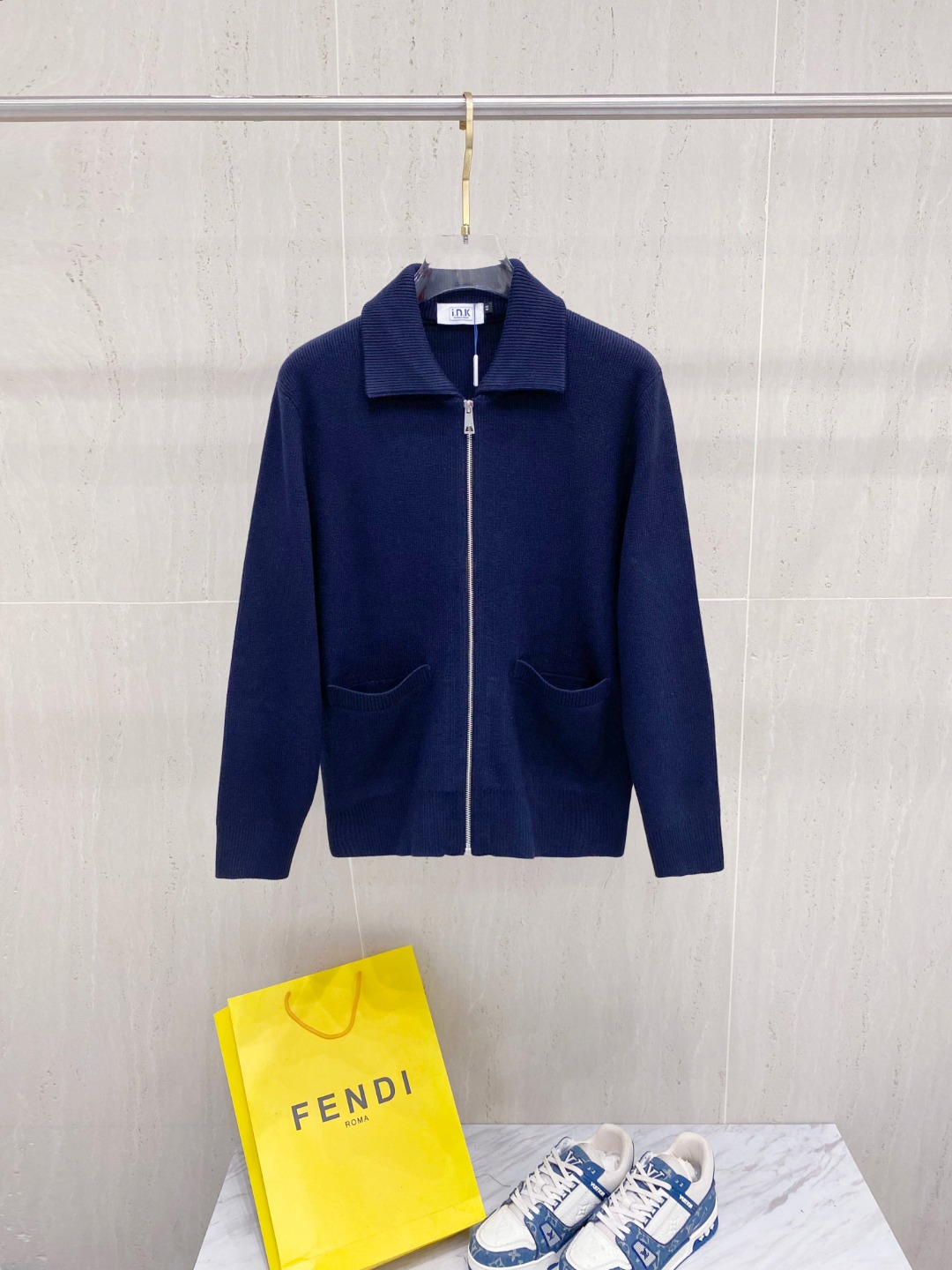 NO:538735,A knitted zipper made of lapel wool material with exquisite design and exquisite details on the Dior CD25 counter is on sale simultaneously. This model uses high-quality wool, which is soft and comfortable, and has excellent warmth. The unique knitting process makes the surface appear delicate texture and full of texture. The classic lapel design is simple and elegant, and can show different styles whether it is open to wear or zipper. The zipper is made of high-quality materials, which is smooth and durable, and is easy to put on and take off.  The style is loose and moderate, and it will not be too tight and too bloated. It can be easily controlled whether indoors or outdoors. The details reflect the designer's care. The ribbed design of the cuffs not only increases the layering, but also effectively keeps warm in cold weather. The slit design at the hem adds a sense of ease and freedom. Whether it is the matching casual style or the formal feeling of suit pants, this one can perfectly blend. In the slightly cool autumn, it is an indispensable fashion item. Size: M-3XL, dior, business suit, alexander wang19860909迪奥 CD25柜台一件设计精巧、细节考究的翻领羊毛材质针织拉链正同步在售,这款采用优质羊毛,柔软舒适,保暖性能极佳.独特的针织工艺,使得表面呈现出细腻的纹理感,质感十足.经典的翻领设计,简约大方,无论是敞开穿着还是拉上拉链,都能展现出不同的风格.拉链选用高品质材质,顺滑耐用,方便穿脱. 的版型宽松适中,既不会过于紧身束缚,也不会显得过于臃肿.无论是在室内还是户外,都能轻松驾驭.细节之处更是体现了设计师的用心.袖口的罗纹设计,不仅增加了的层次感,还能在寒冷的天气中有效保暖.衣摆处的开叉设计,增添了一份随性与自由.无论是搭配的休闲风,还是与西装裤的正式感,这款都能完美融合.在秋季的微凉中,它是你不可或缺的时尚单品.尺寸:M-3XL,,dior,business suit,alexander wang,Men's clothing