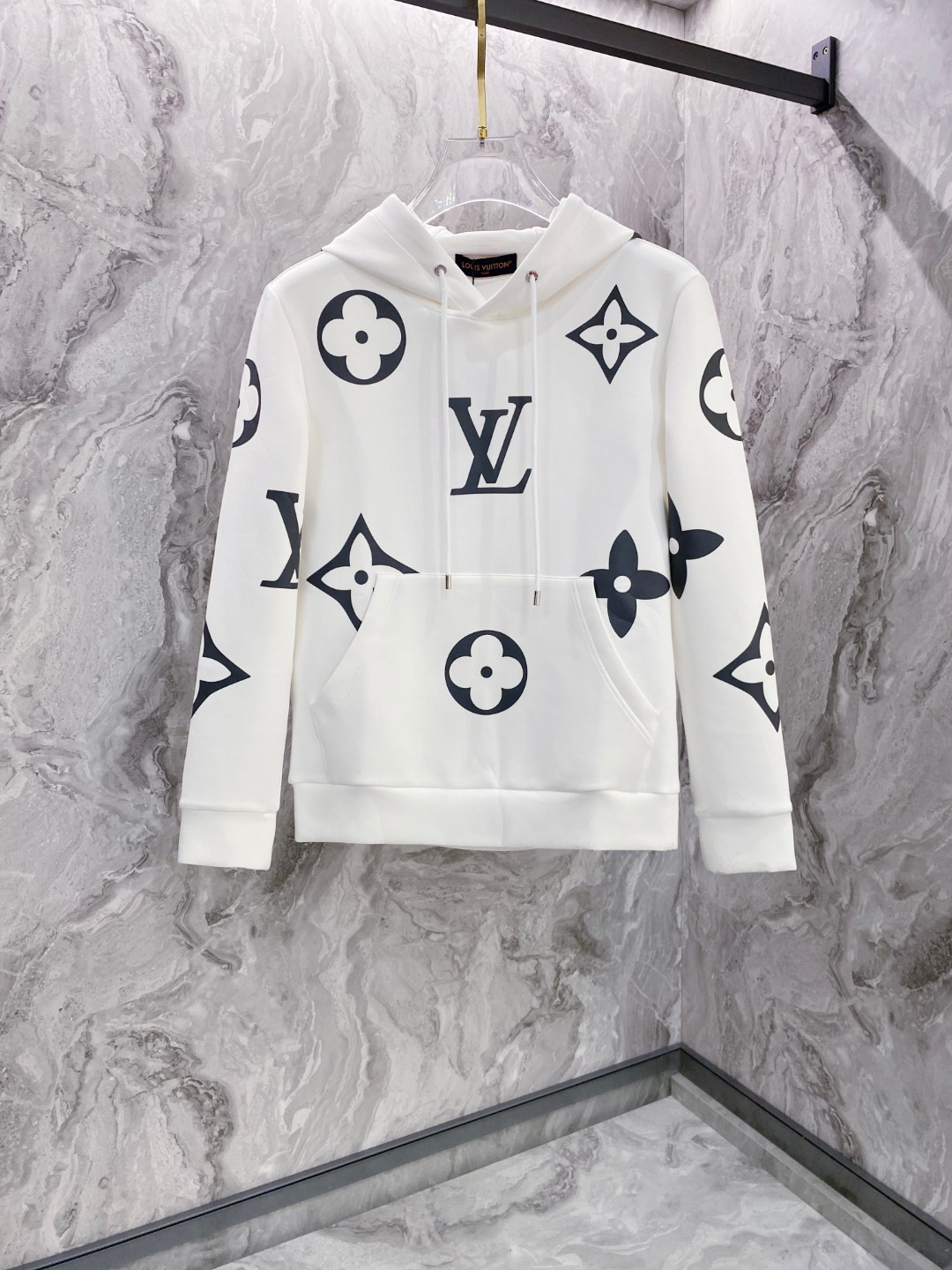 NO:547949,The new series of LV autumn and winter products are launched, a very fashionable and avant-garde long-sleeved hooded sweatshirt for men and women, with logo logo print design on the chest!  Different from the past, it declares the design concept that has been passed down for many years in the brand!  Its eye-catchingness is no less than any classic style, perfectly presenting the fashionable, high-end and luxurious feeling in front of the world!  Made of imported cotton materials, selected high-quality pure cotton fabrics, soft and soft to the touch, the real thing is definitely beyond your imagination, and it has been used to the extreme!  Size S-XL, louis vuitton, hoodie, sweatshirts, hats, alexander wang19860909LV 秋冬全新系列单品上线,非常时髦前卫的一款男女同款长袖连帽卫衣,胸前标识logo印花图案设计！区别于以往的不同,宣示品牌传承多年的设计理念！其吸睛度完全不亚于任何经典款式,将时髦高级感与奢华感完美呈现在世人眼前！客供进口全棉材质制成,精选优质纯棉面料,触感软糯亲肤细腻,实物到手绝对超乎你的想象,发挥到了极致！尺码S-XL,,louis vuitton,hoodie,sweatshirts,hats,alexander wang,Men's clothing