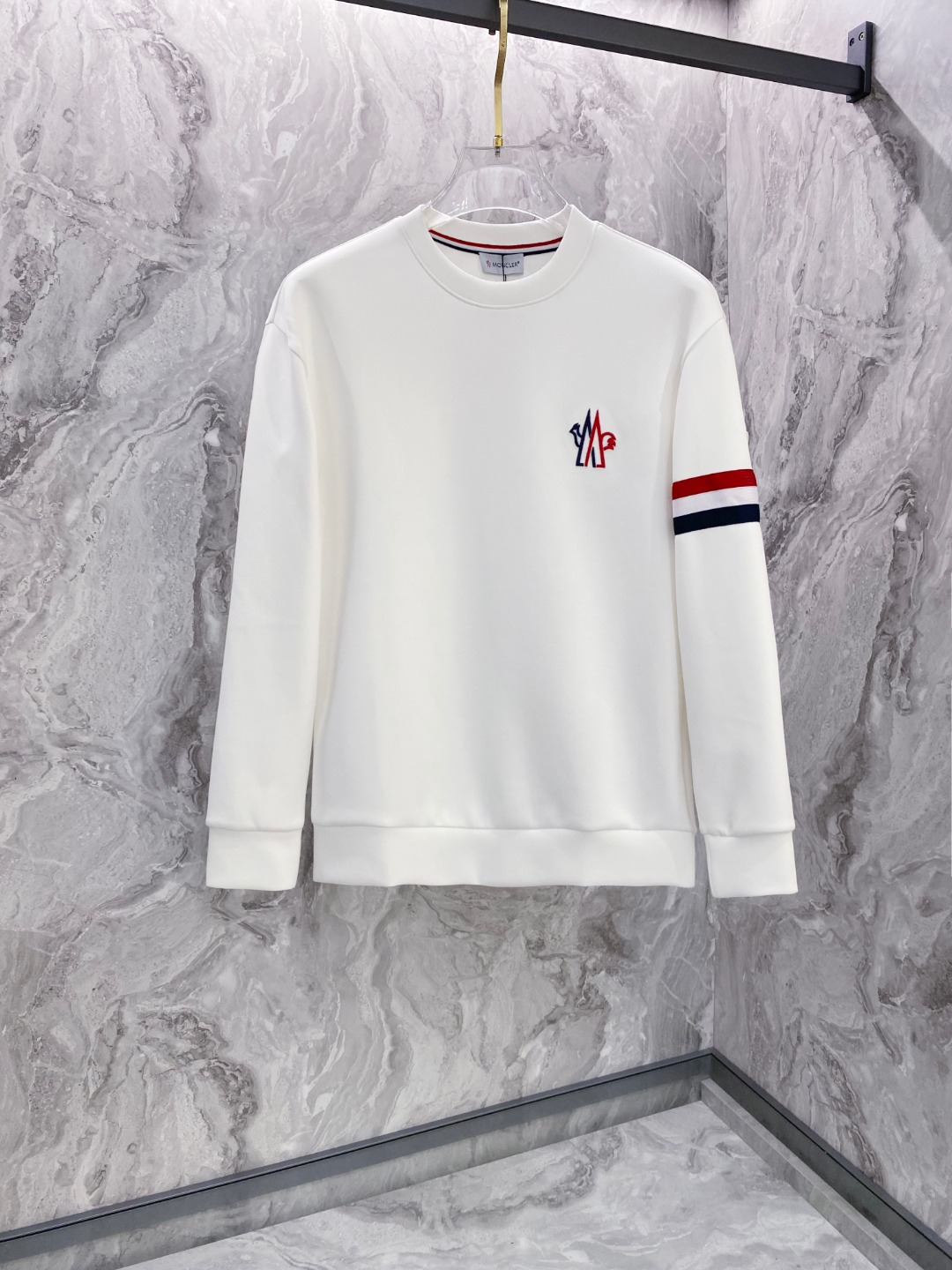 NO:547930,Moncler [New Product] comes from trade channels, precious and dynamic! The combination of trendy culture and classic fashion. SS counter synchronizes new autumn and winter products. Men's round neck pullover ski series space cotton sweatshirt. The solid woven surface is soft and warm, and the unlimited comfort feels warm! The generous and cheerful shape has never changed. The super-large system Mon badge design is the overall highlight of the highlight. The dense brushing process makes the fluff delicate and soft, flat, uniform and stable fit, and the dense wool feel highlights the three-dimensional effect. The mask is sewn and sewn tightly. The special glue and sew the seal. The fine texture is integrated with the fabric, and the texture perfectly interprets the charm of fashion art. Color: black/white Size S/M/L/XL  S shoulder width 45 bust 102 clothes length 66 sleeve length 61, Moncler, hoodie, sweatshirts, alexander wang19860909蒙口Moncler【新品】来自贸易渠道货源,珍贵而动感!潮流文化与经典时尚的结合. SS柜台同步秋冬新品 男士圆领套头滑雪系列太空棉卫衣 扎扎实实的织面松软温润,无限的舒适感倍感温暖!阔绰爽朗的型格从未改变.超大体系的Mon徽章设计是整体的亮点凝聚力量.密植拉绒工艺制作让绒毛细腻柔软,平整均匀稳固贴合,密集的毛料感凸显立体效果.掩线缝合严丝合缝. Logo字母特殊胶浆膜体印胶制作,精细质感做到了与面料浑然一体化,纹理尽显完美演绎了时尚艺术的魅力. 颜色:黑色/白色 尺码S/M/L/XL S肩宽45胸围102衣长66袖长61,,Moncler,hoodie,sweatshirts,alexander wang,Men's clothing