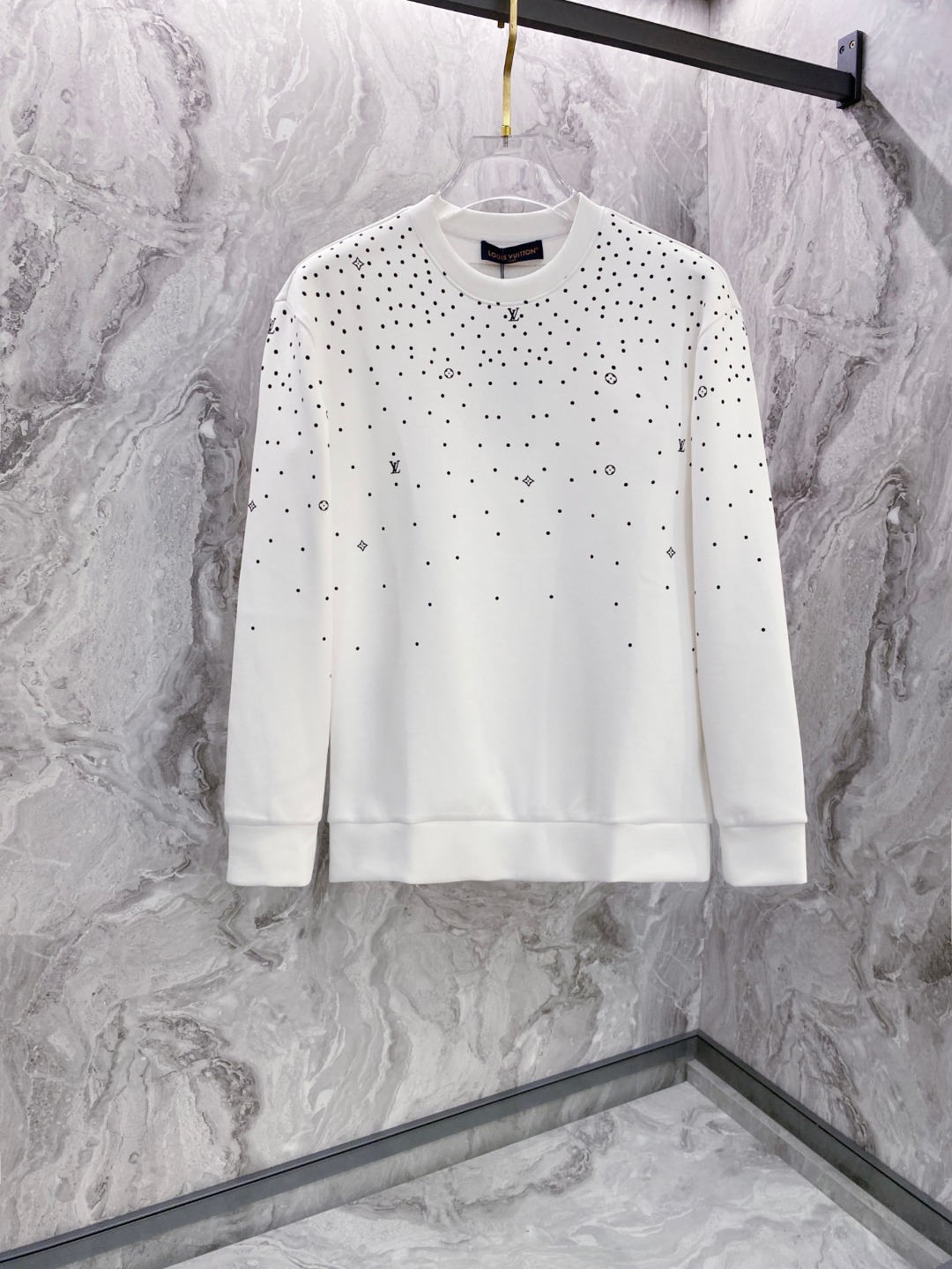 NO:547935,LV [New Product] Trade Channel OEM Product SS Fall and Winter New Product Men's Round Neck Space Cotton Sweatshirt Full of Style Creates the most outstanding luxury sports and leisure system, the most comfortable and pleasing to the eye. Monogram pattern gradually fades from bottom to top, making the elegant design appear clever and stylish. Soft mercerized cotton cuts out a slightly loose fit, matched with ribbed hem and cuffs. Adjustable hood is equipped with knitted belt. Customer-supplied worsted brushed cotton fabric is different from ordinary cotton, with smooth texture and delicate texture, and the inner velvet layer perfectly shows the inside and outside beauty. Always maintain a perfect luxury sports shape. Color: White/Black Size S/M/L/XL S Shoulder width 45 bust 104 Long 68 Sleeve length 61, louis vuitton, hoodie, sweatshirts, hats, alexander  wang19860909LV【新品】贸易渠道代工品 SS秋冬新品 男士圆领太空棉卫衣 风十足缔造最为出色的奢感运动休闲体系,最为舒适养眼的感受. Monogram 图案自下而上逐渐淡出,令典雅设计呈现灵巧格调.舒软丝光棉裁出微宽松版型,搭配罗纹下摆及袖口.可调节风帽配有针织带. 客供精纺拉绒棉面料,区别于一般棉质,手感质感顺滑细腻,内里绒层面也完美展现内外兼具廓形美感.时刻保持足够完美的奢感运动造型. 颜色:白色/黑色 尺码S/M/L/XL S肩宽45胸围104衣长68袖长61,,louis vuitton,hoodie,sweatshirts,hats,alexander wang,Men's clothing