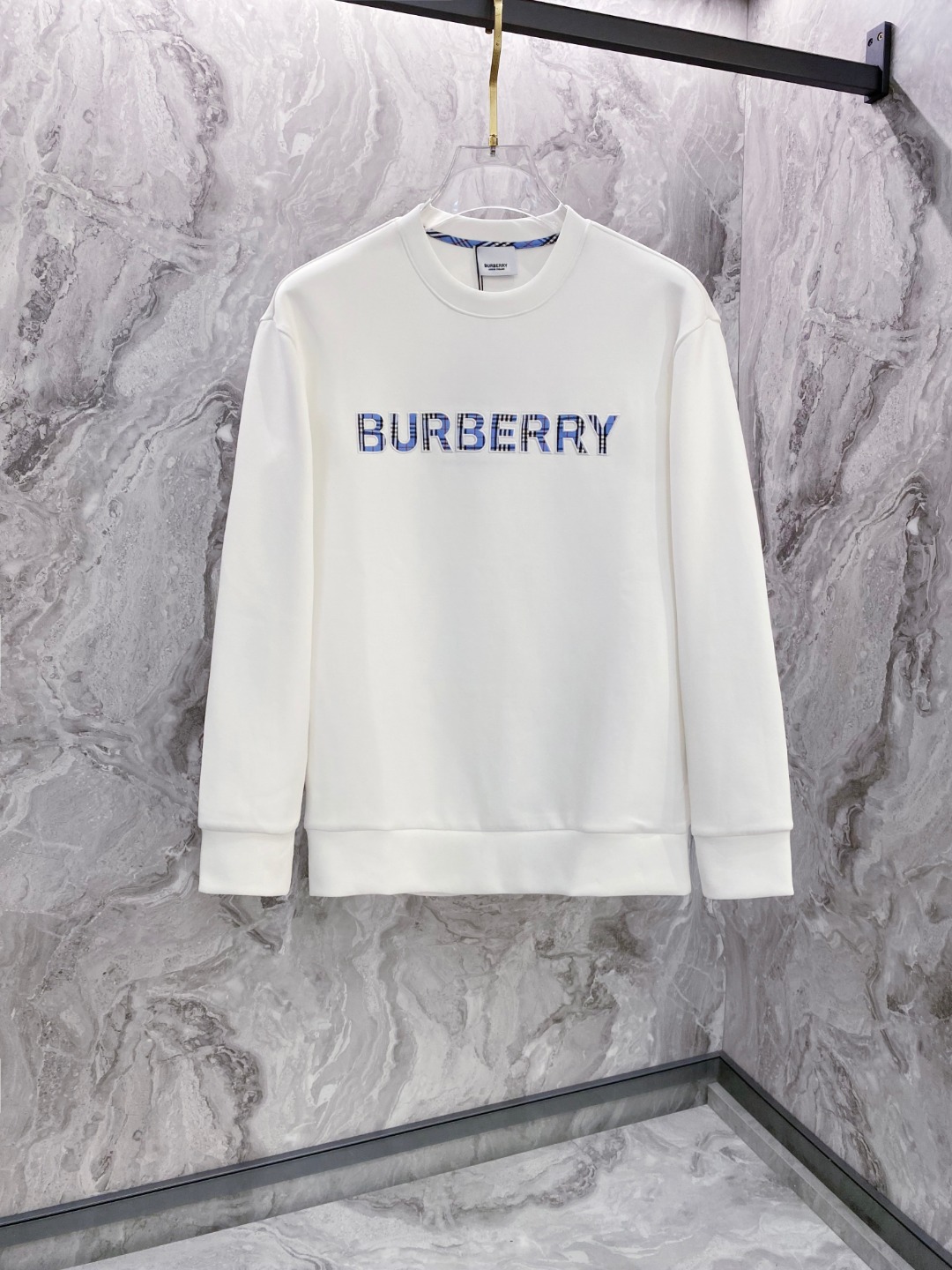 NO:547940,Burberry [New Product] Autumn and Winter Three-dimensional Logo Embroidered Pullover Space Cotton Sweatshirt High-end Sweatshirt, the best original single!  A streamlined fashion sense, feel the unique temperament of British style. Advocate the future of personality, youth, and creativity... Customer-supplied fleece cotton fabric, with super texture and neat and detailed inner woven surface. The texture is smooth and delicate, comfortable and breathable. The cutting process is perfect enough for the upper body. The neat and symmetrical beauty and three-dimensional sense are super different from traditional offset printing patterns. Exquisite embroidery Color white/black Size S/M/L/XL S shoulder width 44 bust 104 long 67 sleeve length 61, burberry, burberry, hoodie, sweatshirts, alexander wang19860909巴宝莉burberry【新品】秋冬立体徽标刺绣套头太空棉卫衣 高端卫衣,极品原单！ 精简的时尚感,感受英式风格的独特气质.崇尚个性未来,青春,创意... 客供翻面绒棉质面料,内里织面质感超强,工整细致.质感顺滑细腻,舒适透气.裁剪工艺到位上身绝对足够完美. 工整对称的美感,立体感超强区别传统胶印图案.精美刺绣 颜色白色/黑色 尺码 S/M/L/XL S肩宽44胸围104衣长67袖长61,,burberry,burberry,hoodie,sweatshirts,alexander wang,Men's clothing